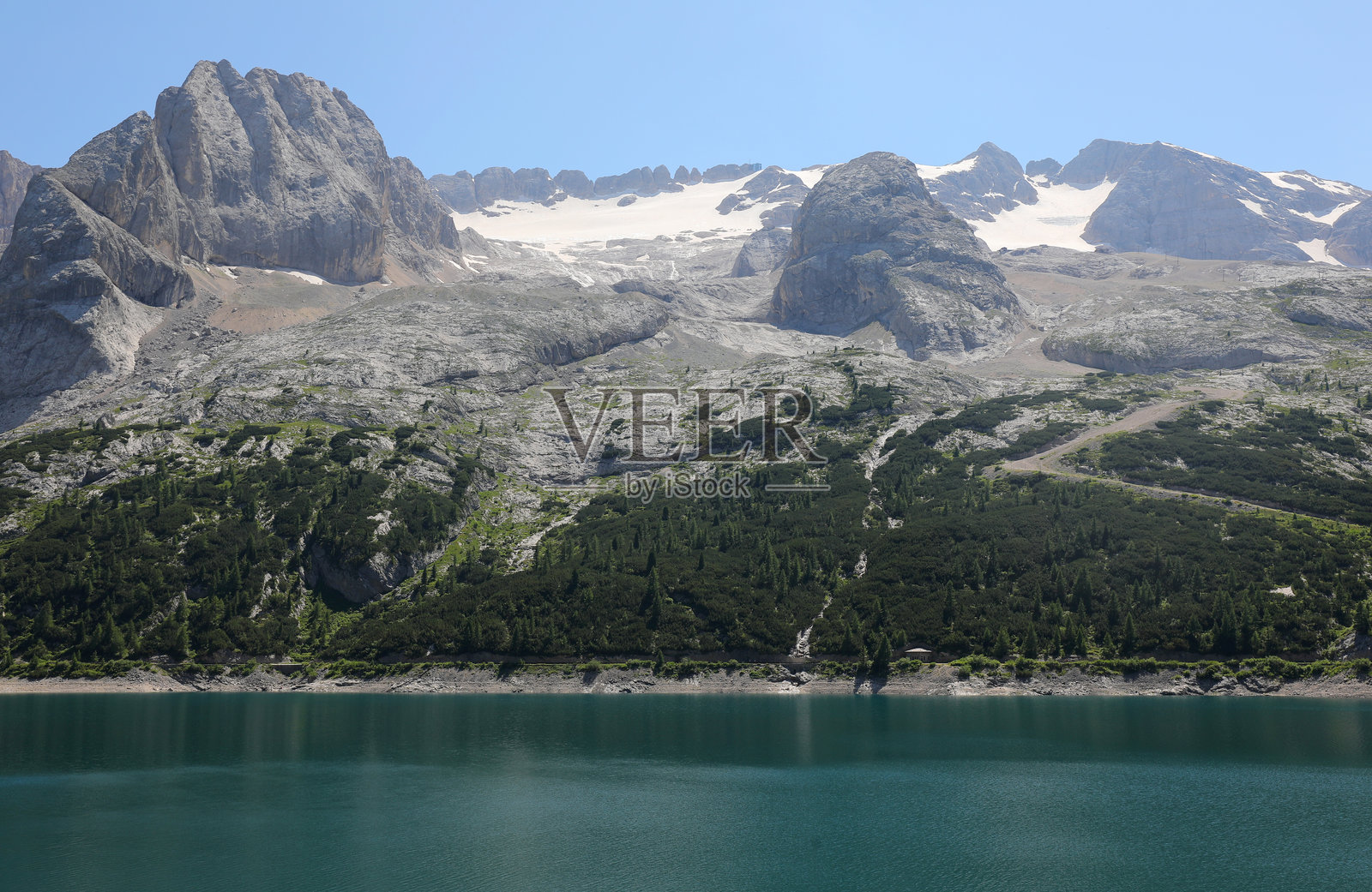 多洛米蒂山脉的山峰景观，以及融化形成的费达亚湖的马尔莫拉达冰川。照片摄影图片