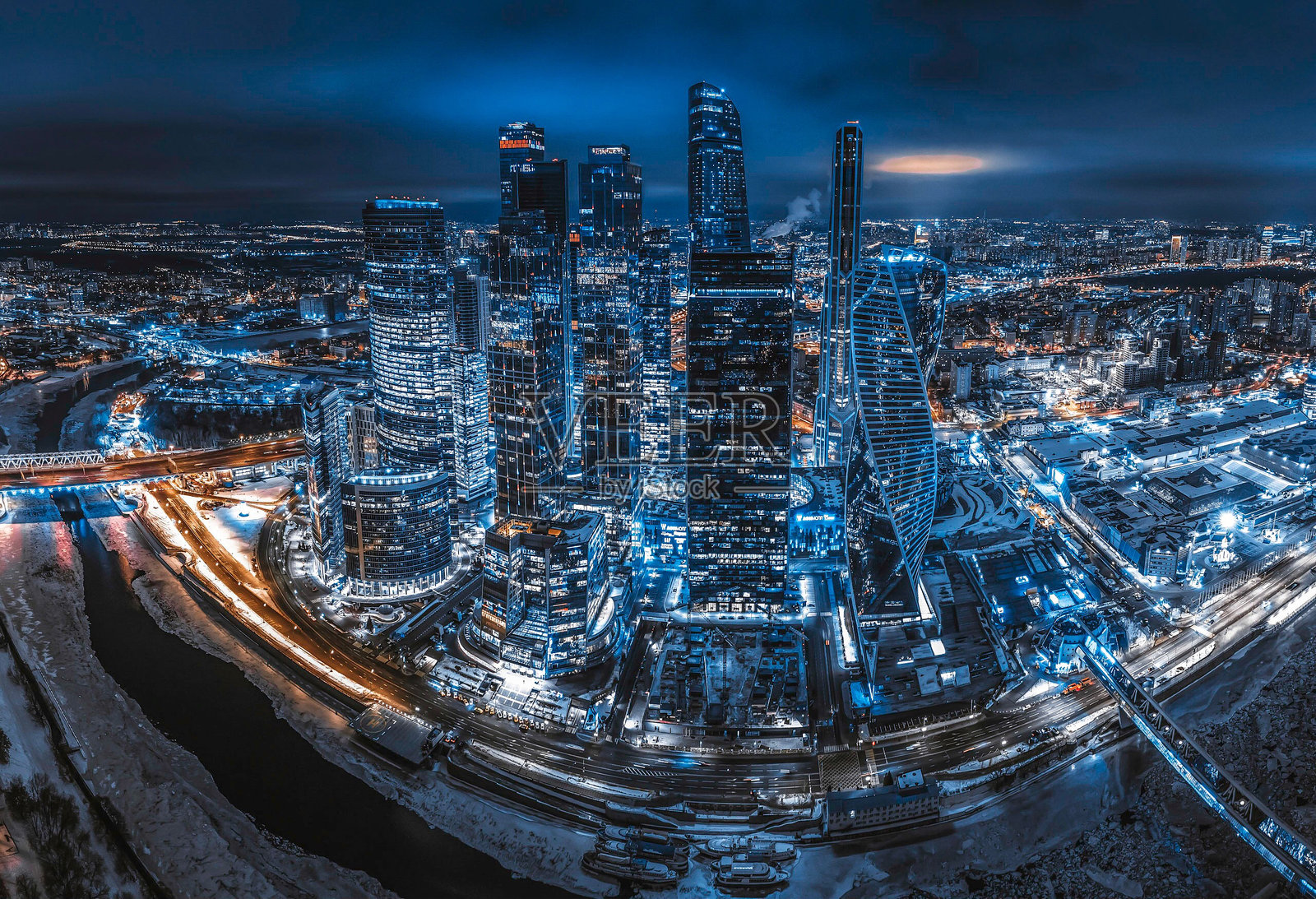 夜空下灯光璀璨的建筑鸟瞰图照片摄影图片
