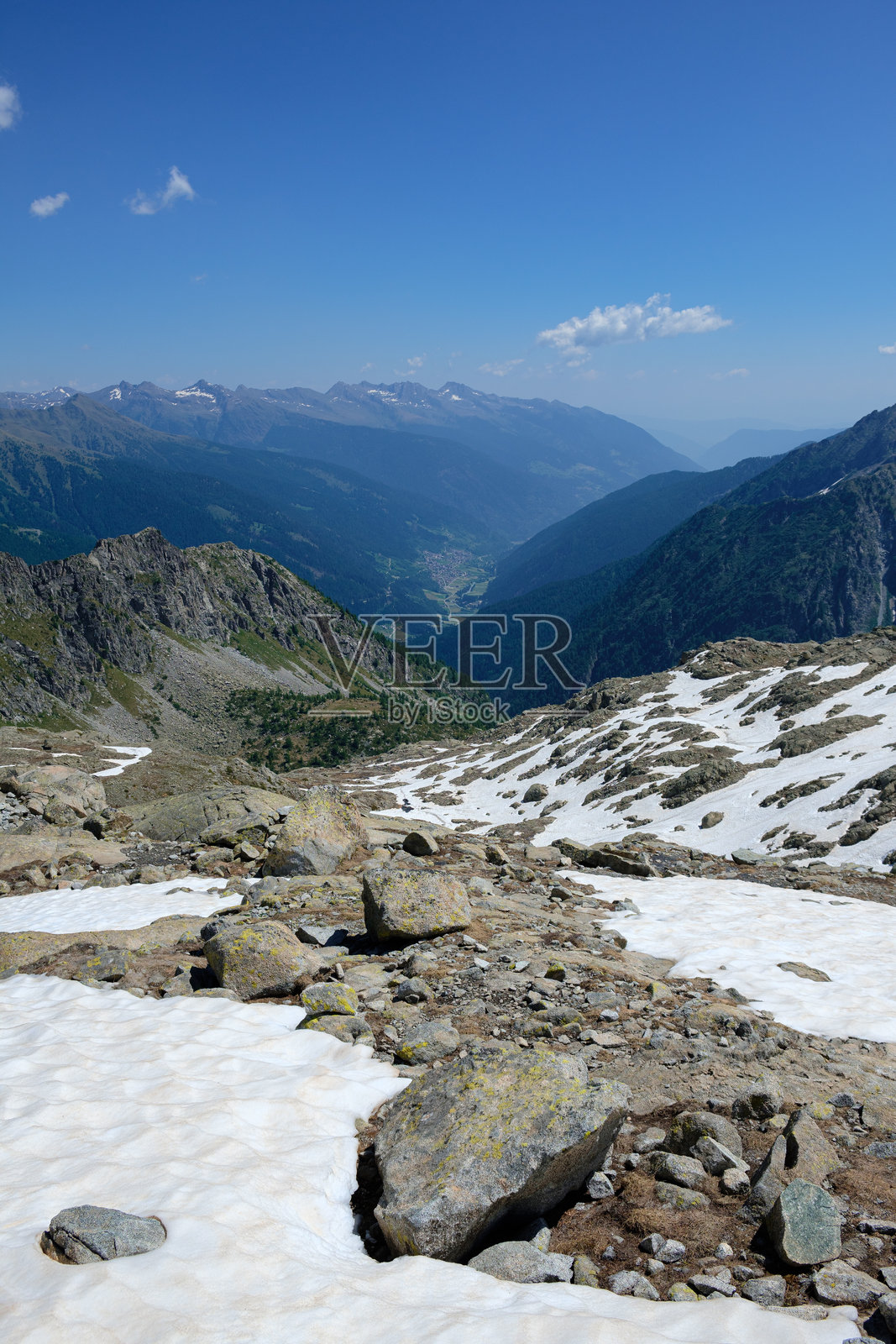 意大利阿尔卑斯山脉的雄伟山脊与白雪覆盖的山峰照片摄影图片