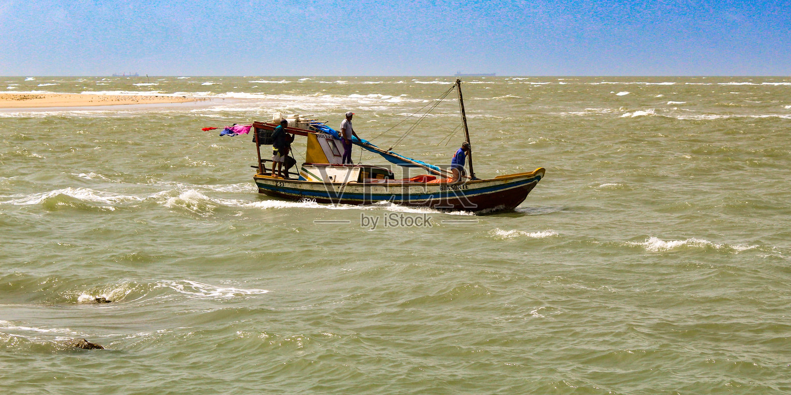 小渔船上的渔民照片摄影图片