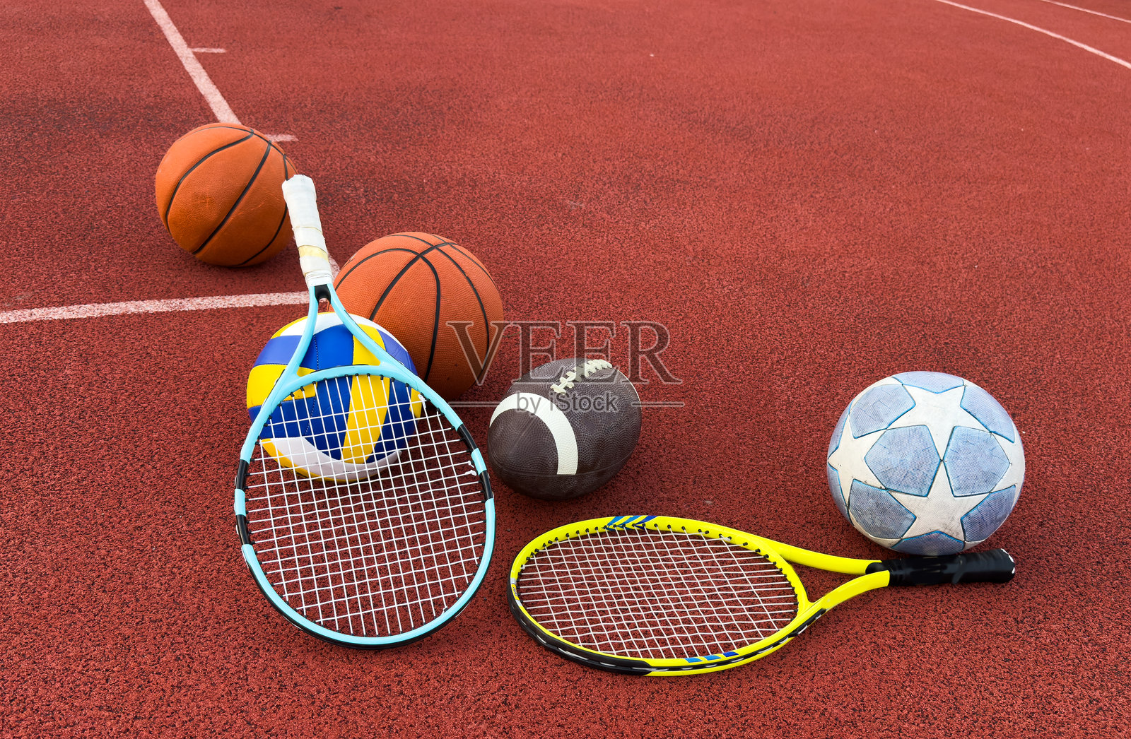 运动器材 - 球类、球拍 - 在场地上。照片摄影图片