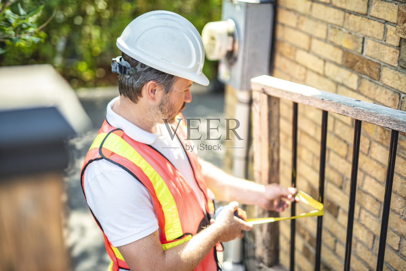游泳池的安全围栏与检查的工作人员照片摄影图片