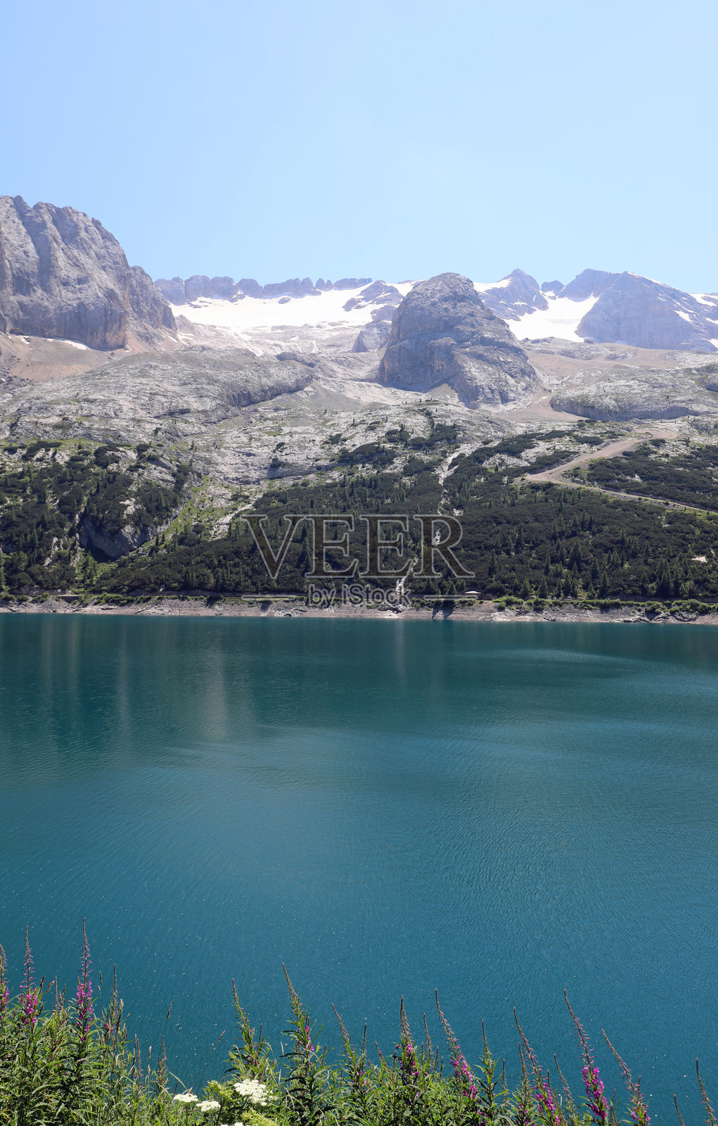 阿尔卑斯山脉和马尔莫拉达冰川融化形成的费达亚湖，位于意大利多洛米蒂山脉的山脚下，夏季时分。照片摄影图片