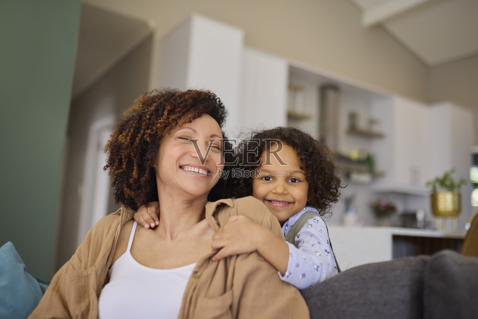 母女欢喜相拥照片摄影图片
