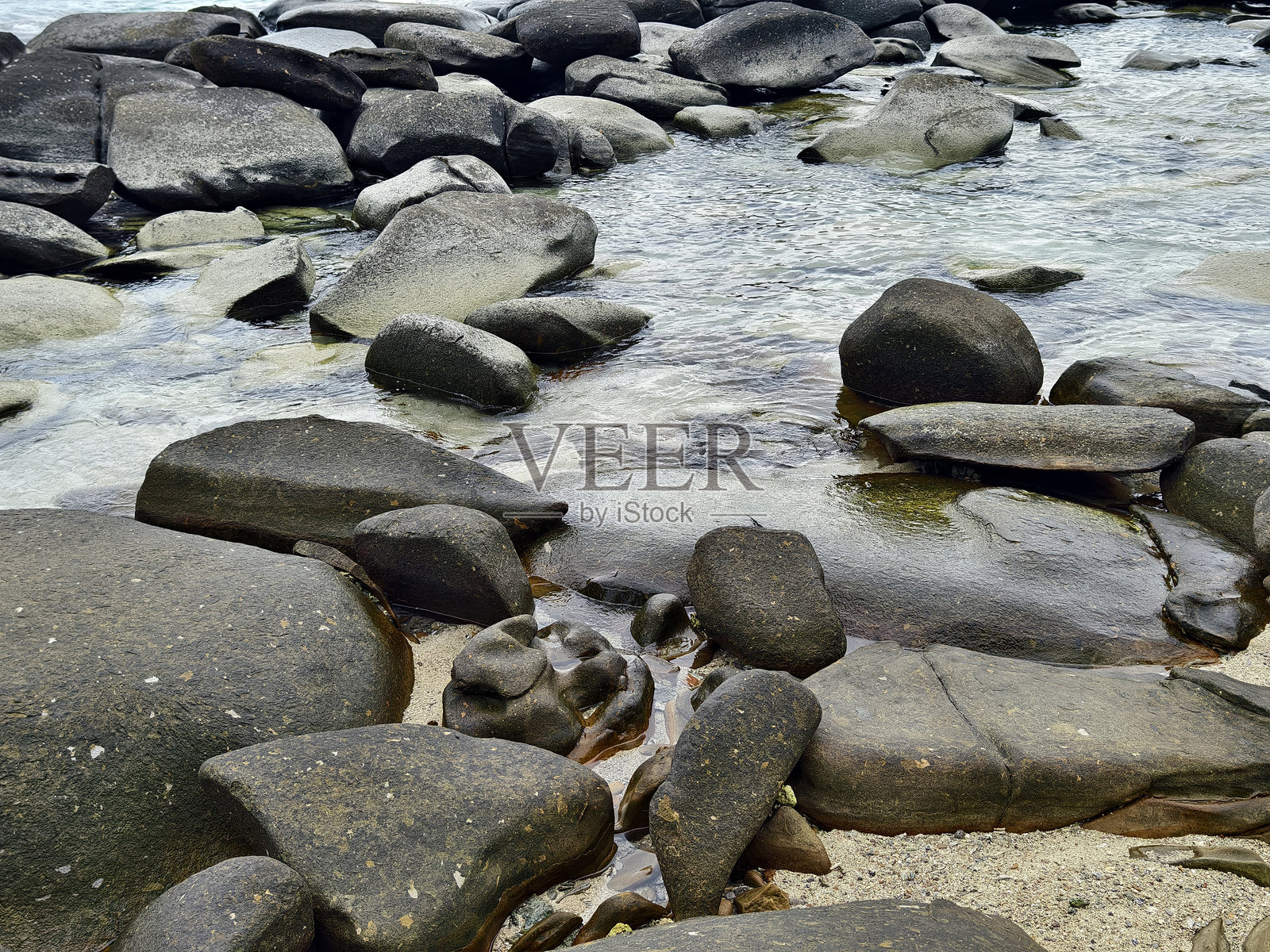 崎岖的海岸岩石，展现独特而美丽的纹理照片摄影图片