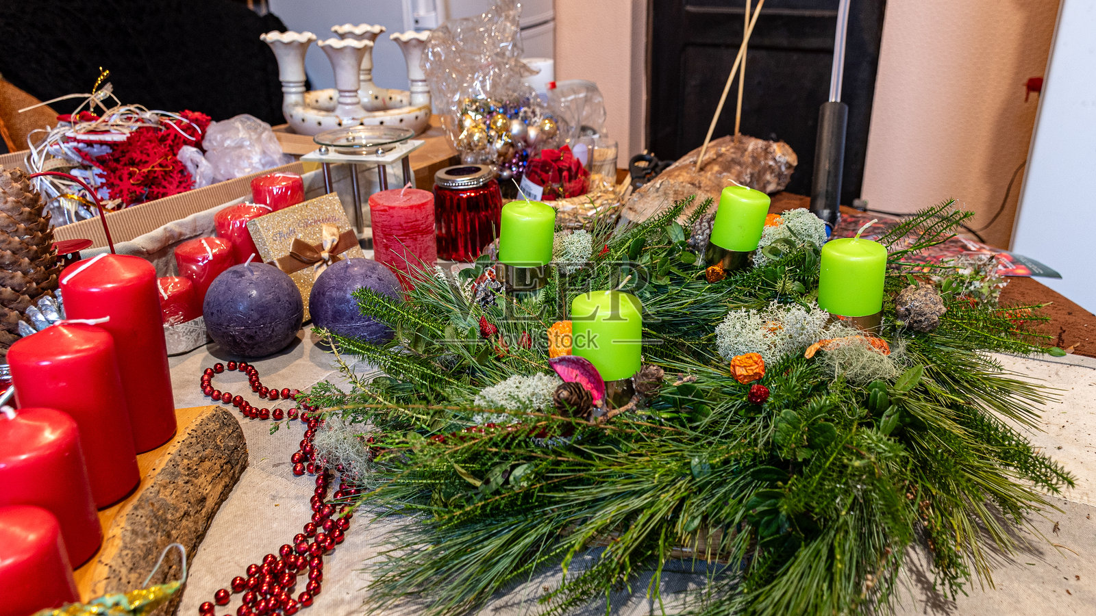 制作降临节花环，花艺概念，手工制作，制作圣诞装饰的各种物品，手工制作照片摄影图片