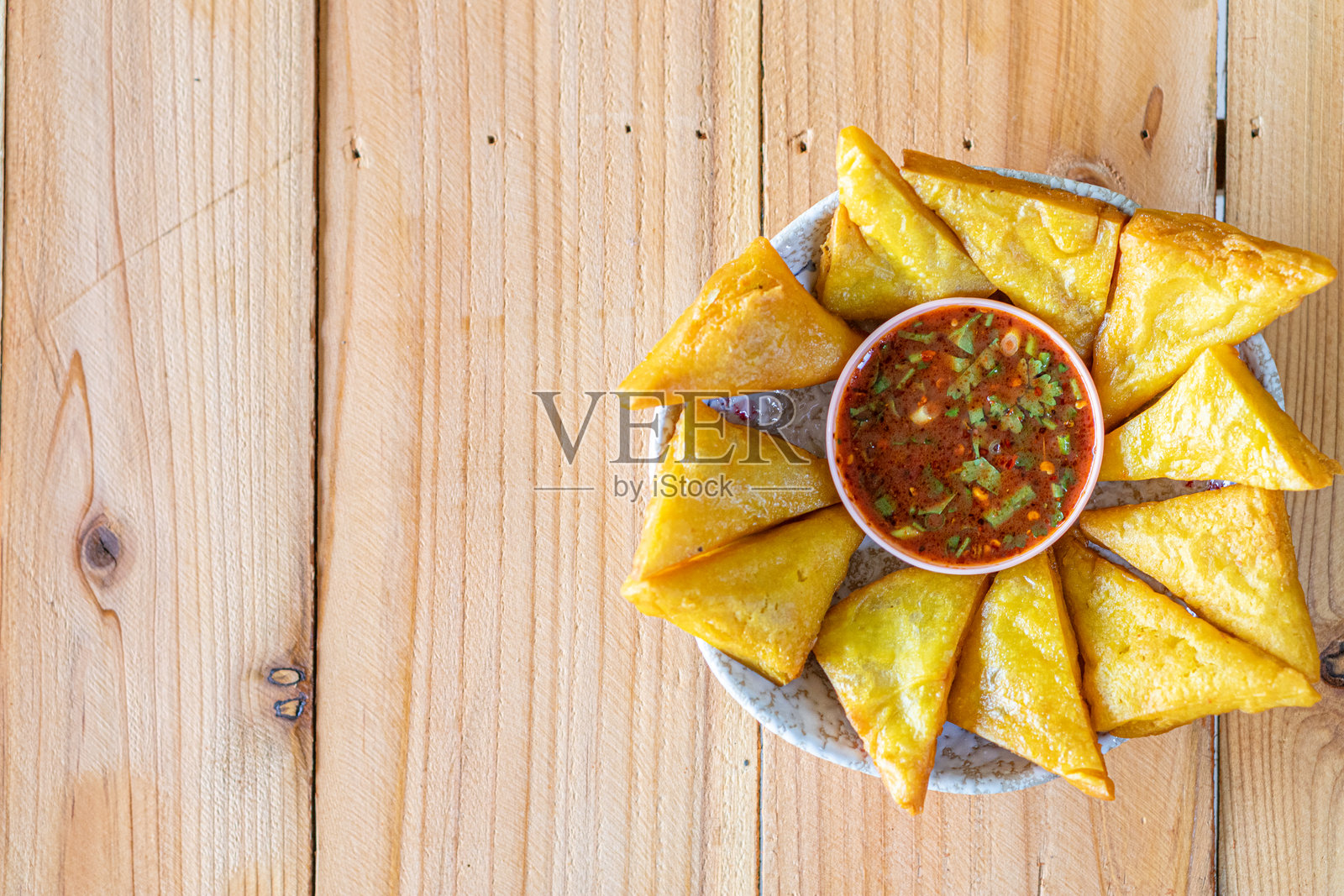 金黄炸豆腐看起来美味可口。这是泰雅族的美食，使用翼豆作为原料，使其成为健康的油炸食品，深受欢迎。炸豆腐配上辛辣的蘸酱，是泰雅族的传统小吃。照片摄影图片