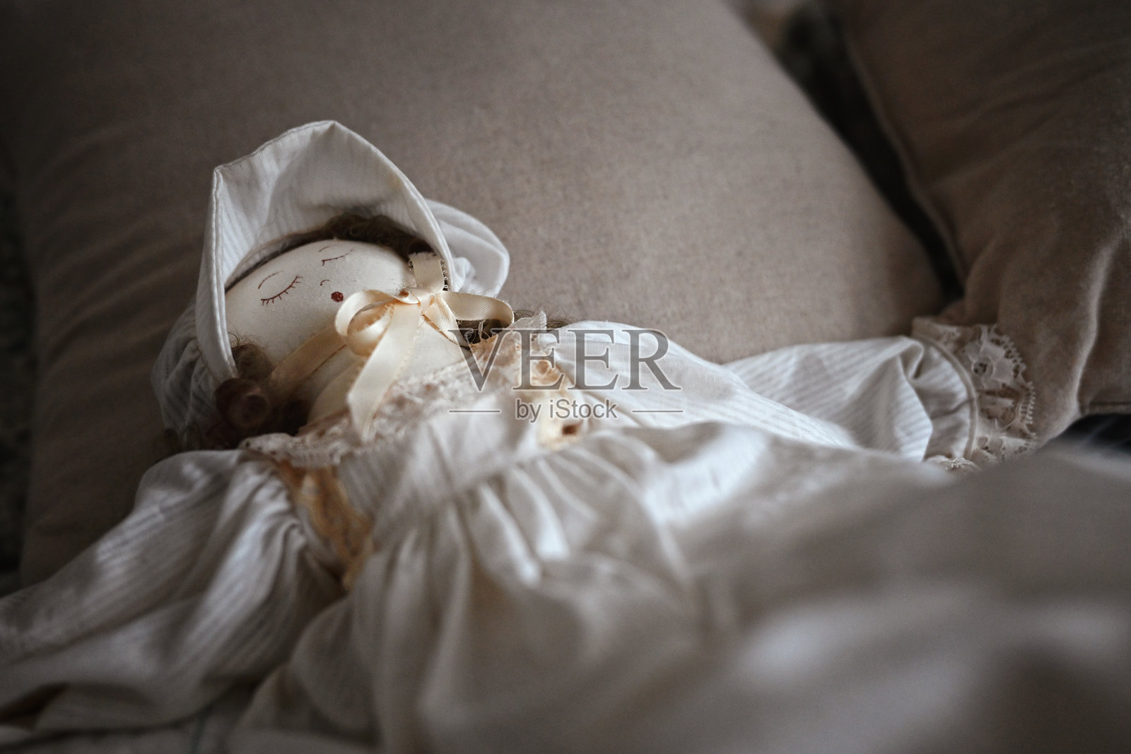 睡觉的娃娃照片摄影图片