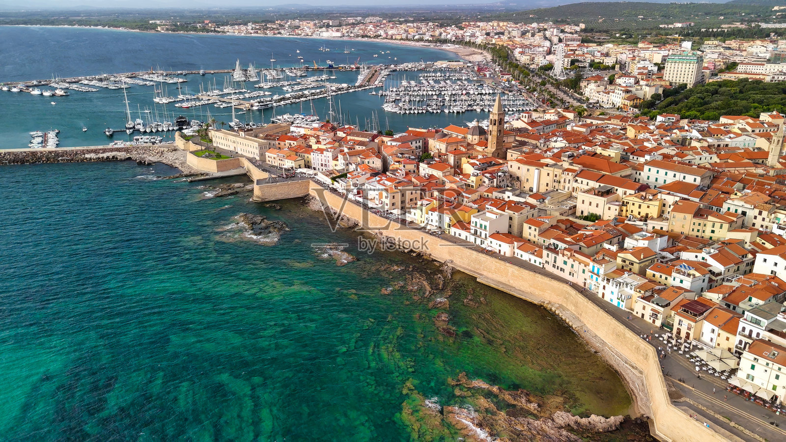 阿尔盖罗海岸线和历史城镇的美丽无人机视角，阳光明媚的夏日。照片摄影图片