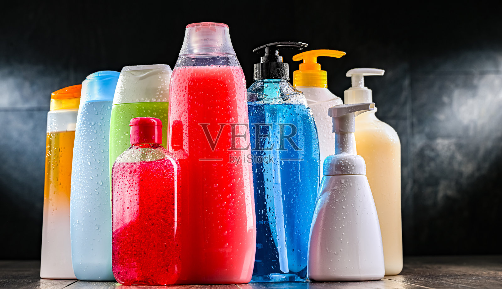 不同的身体护理产品的塑料容器照片摄影图片