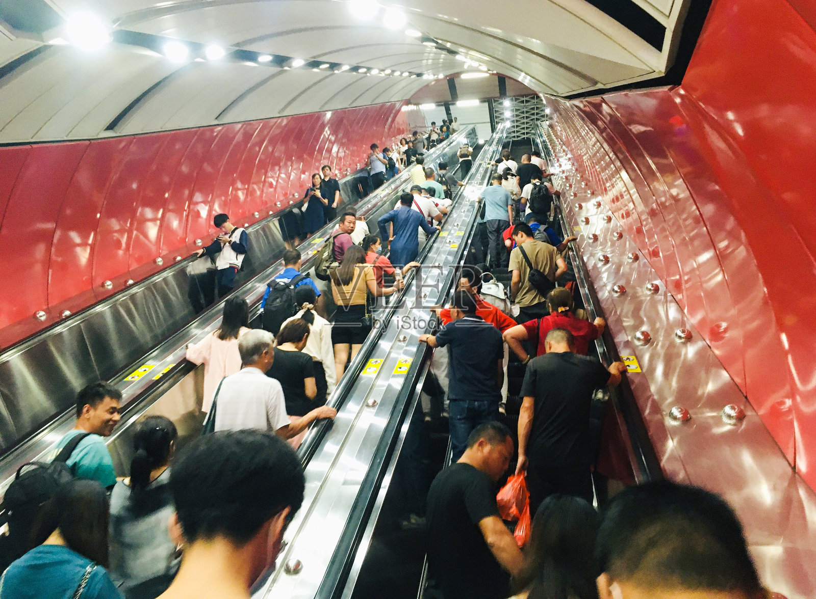 下午高峰 - 5号线大厅 - 广州火车站的地铁扶梯，2024年9月25日，广州，中国照片摄影图片