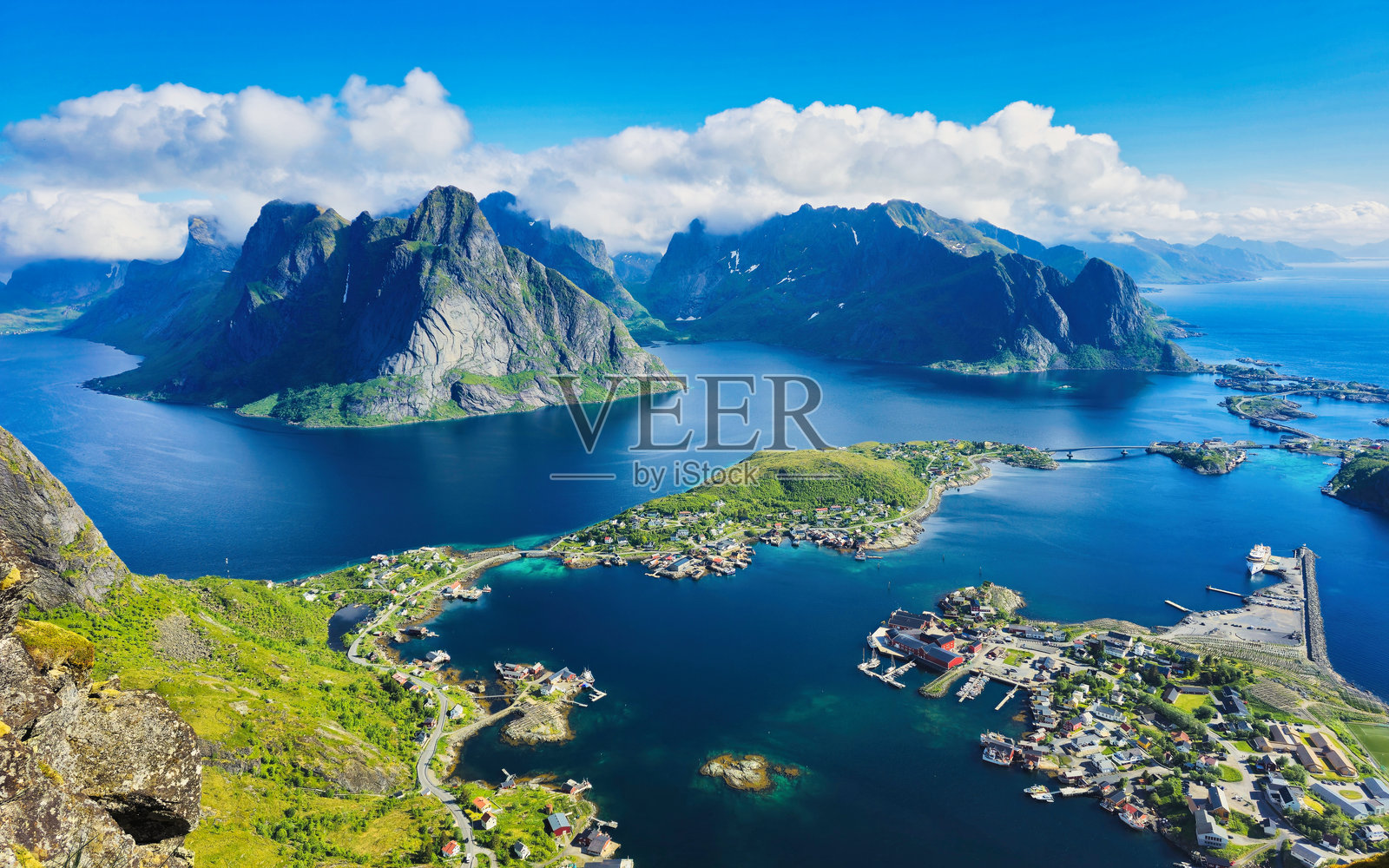 挪威洛弗敦群岛雷纳布林根的挪威峡湾和村庄鸟瞰图照片摄影图片