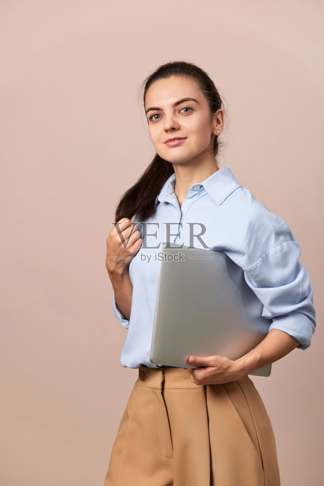 商务女性使用笔记本电脑进行工作，在线学习照片摄影图片