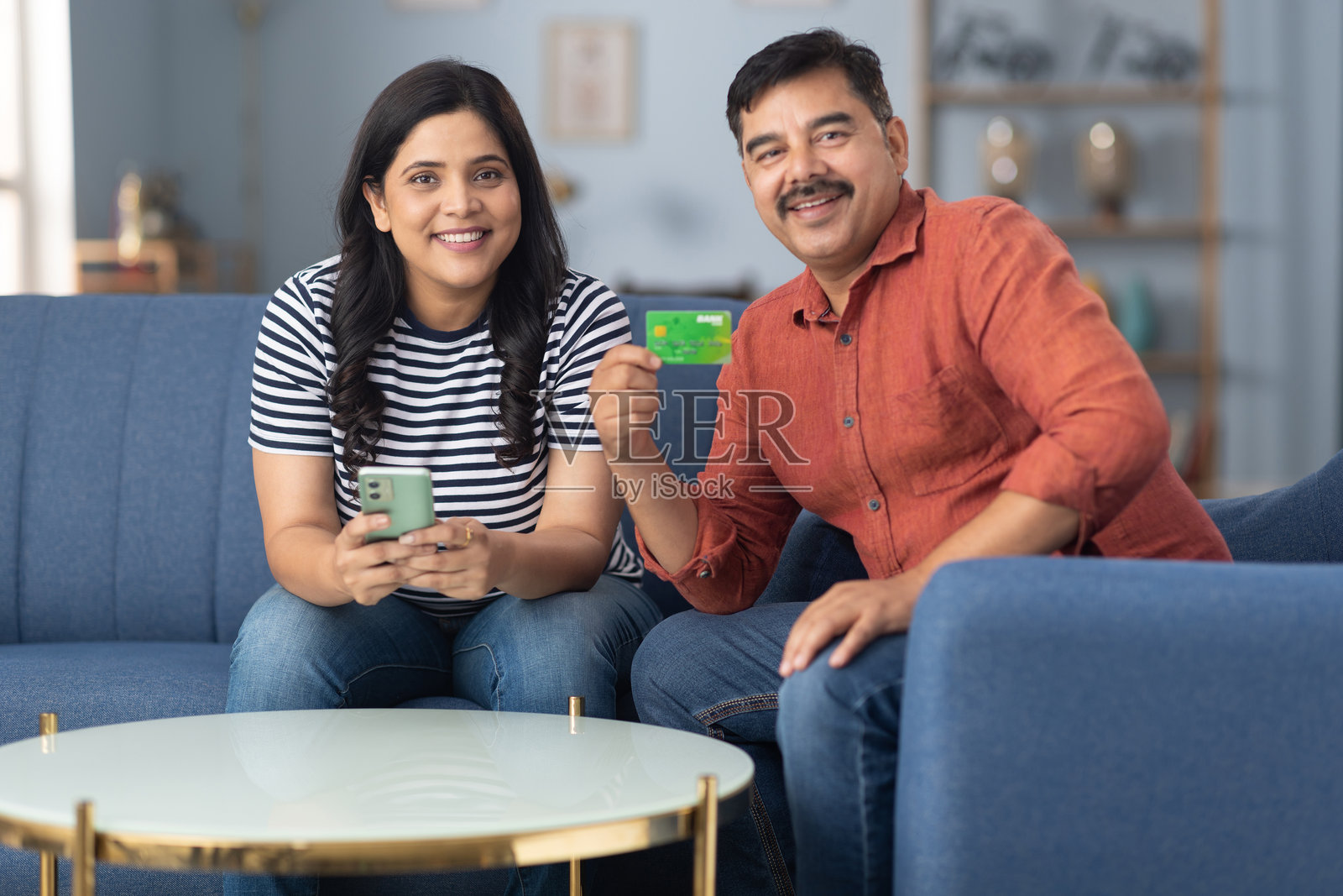 在家沙发上购物的情侣股票照片照片摄影图片