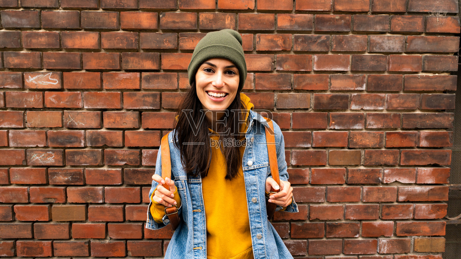 背包女游客照片摄影图片