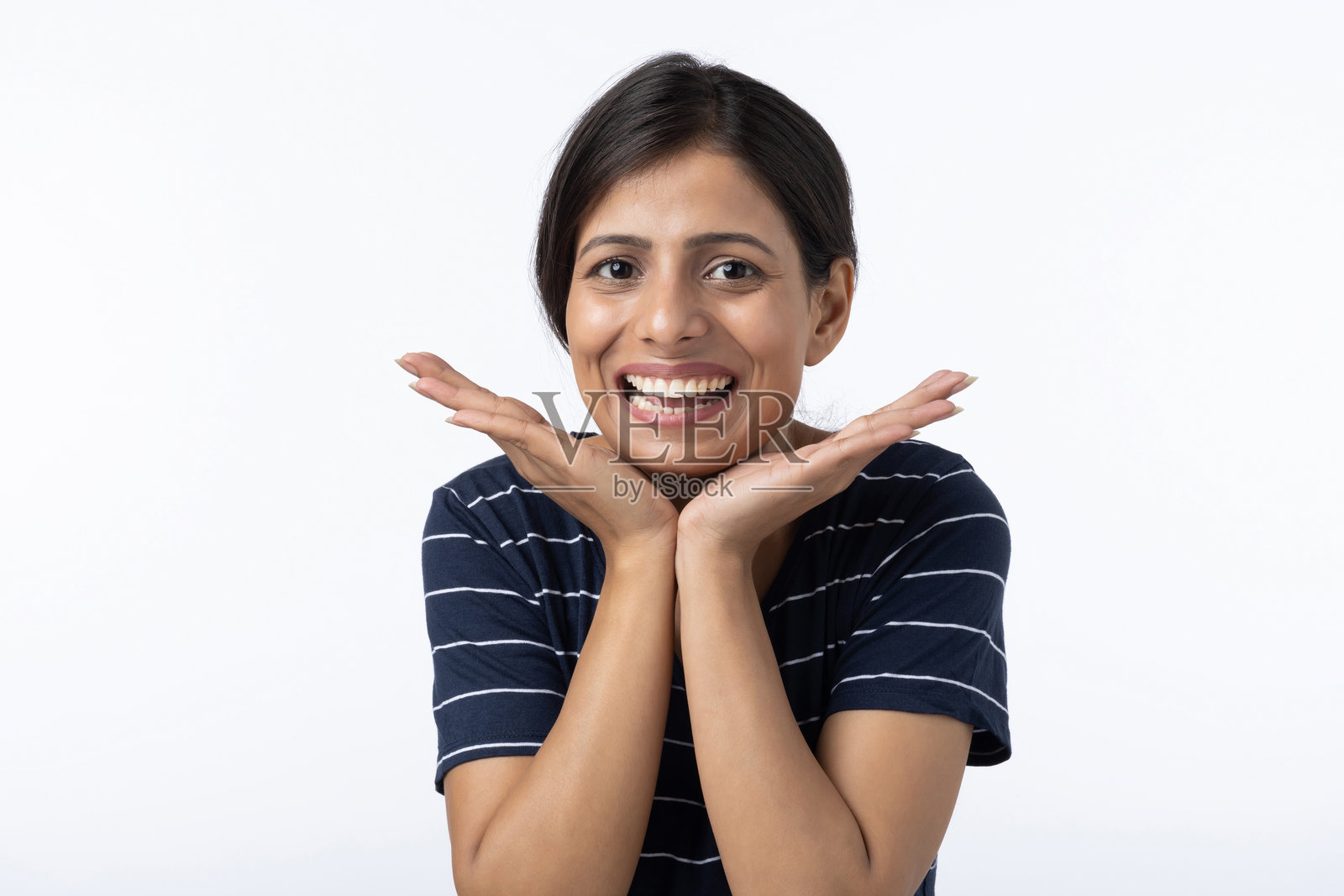 年轻的印度女性站在孤立的白色背景上照片摄影图片