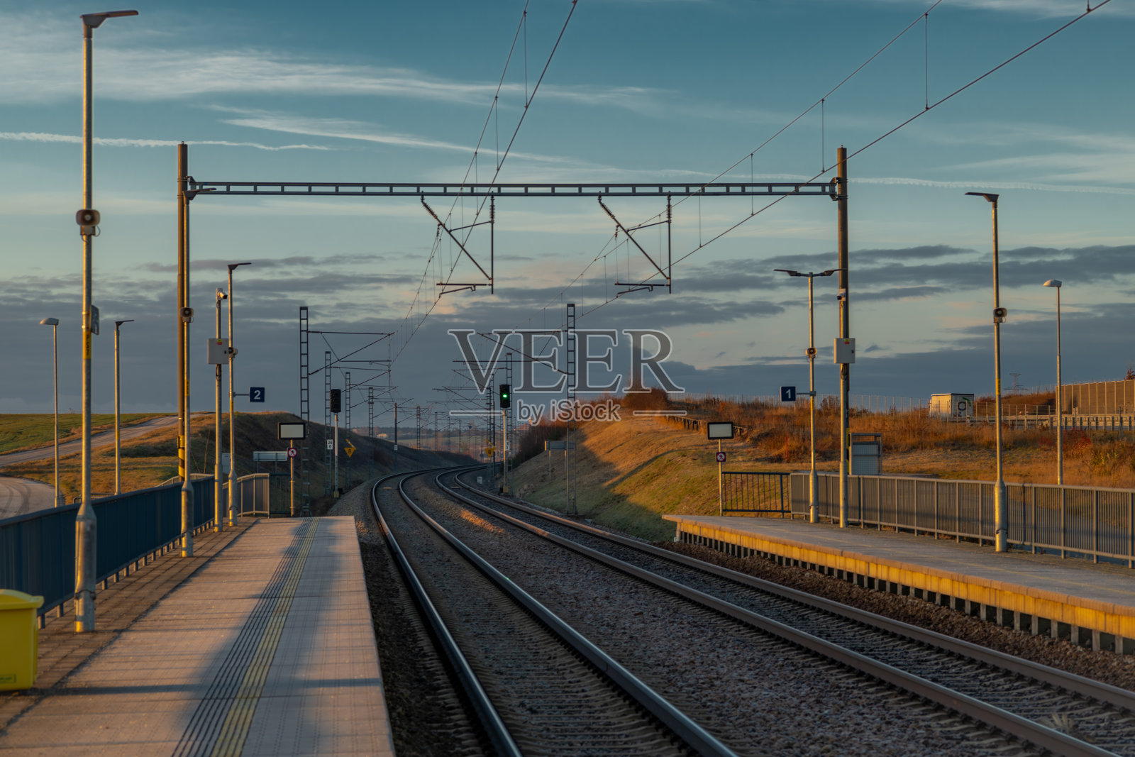 寒冷冬晨的快速铁路电轨，靠近捷克的迪宁，2024年4月12日照片摄影图片