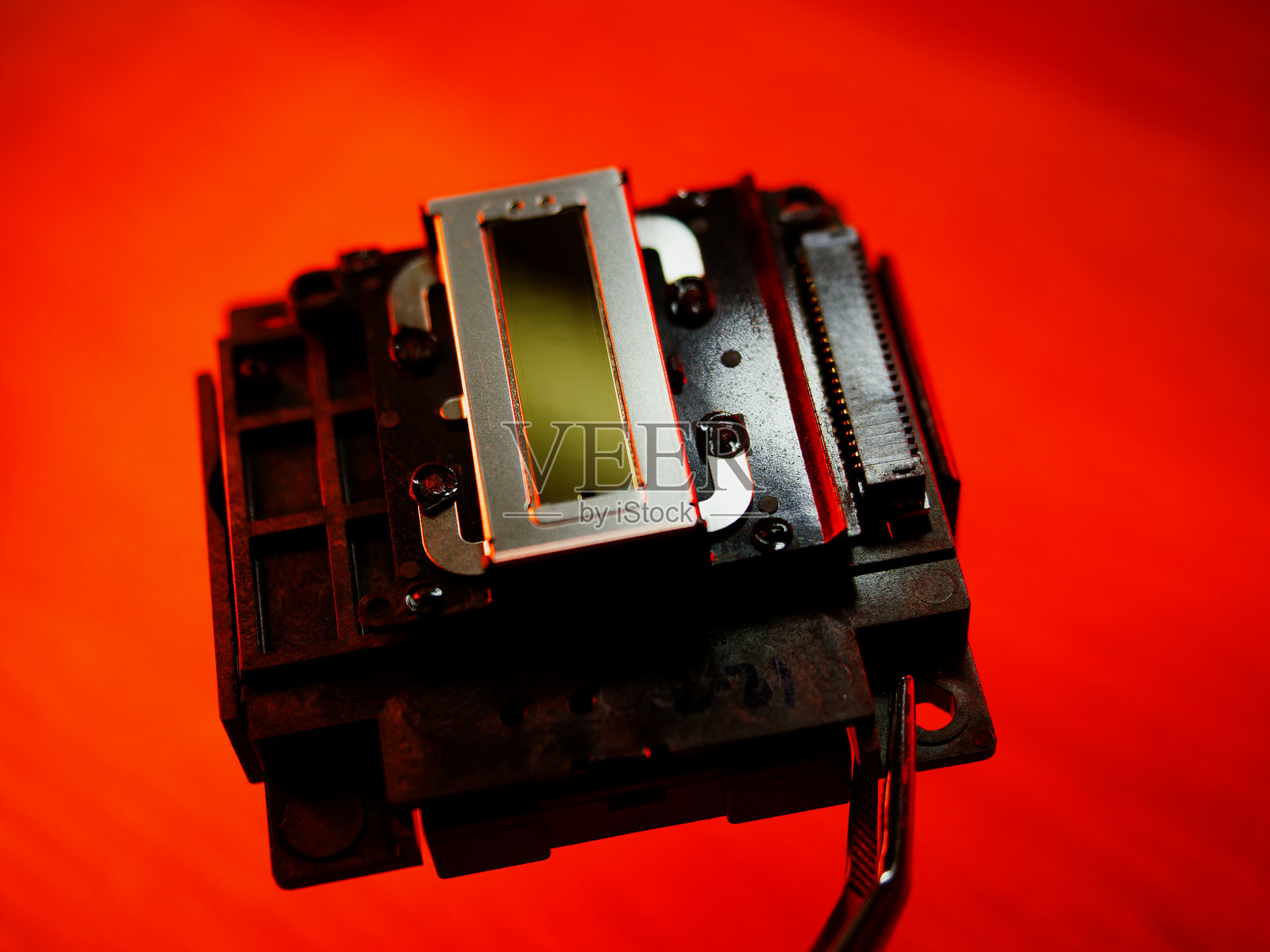 喷墨打印头细节。压电打印技术。用于照片级高分辨率打印的微型彩色喷墨喷嘴。控制电缆连接器。2024年10月10日 - 克罗地亚罗维尼照片摄影图片