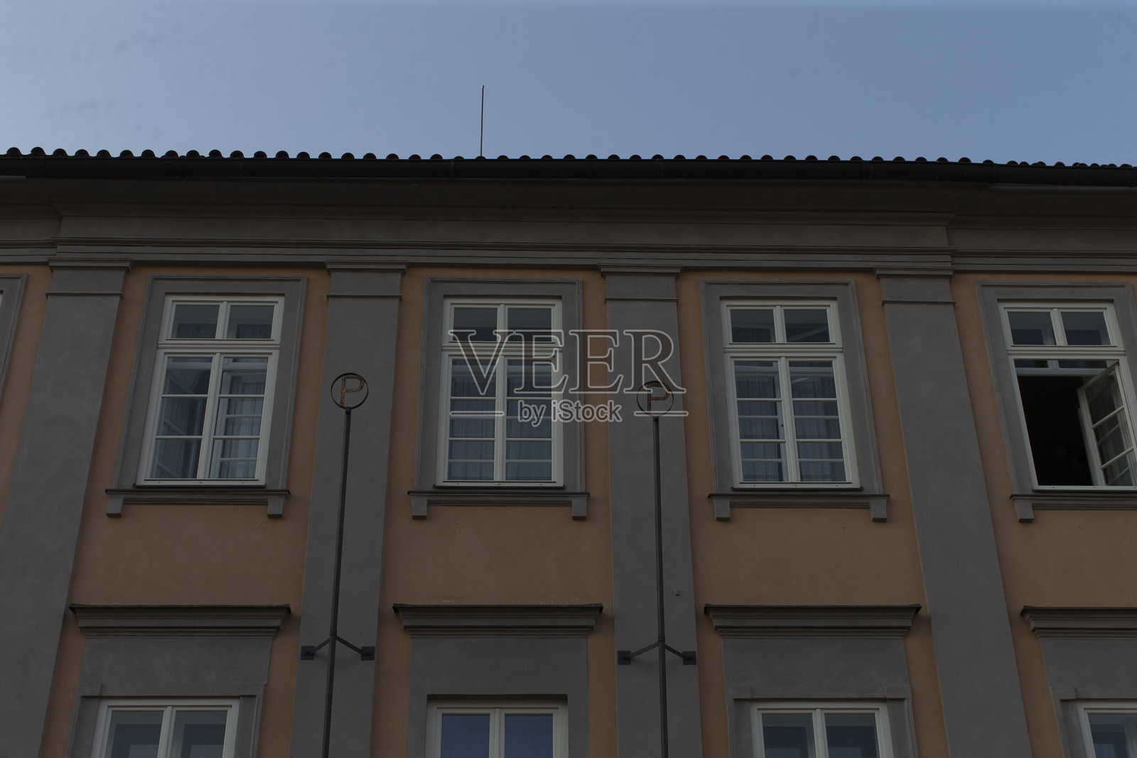 建筑物的窗户与美丽的天空背景照片摄影图片