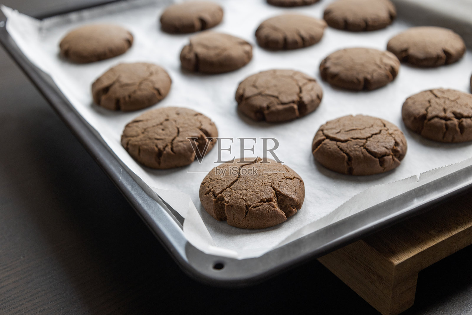 新鲜出炉的巧克力饼干 - 圣诞节完美特写照片摄影图片