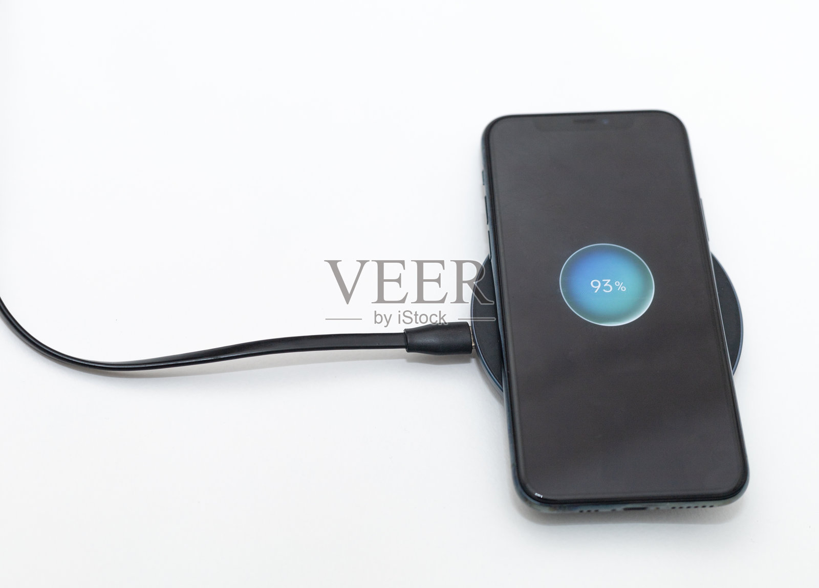 手机通过无线充电充电。照片摄影图片