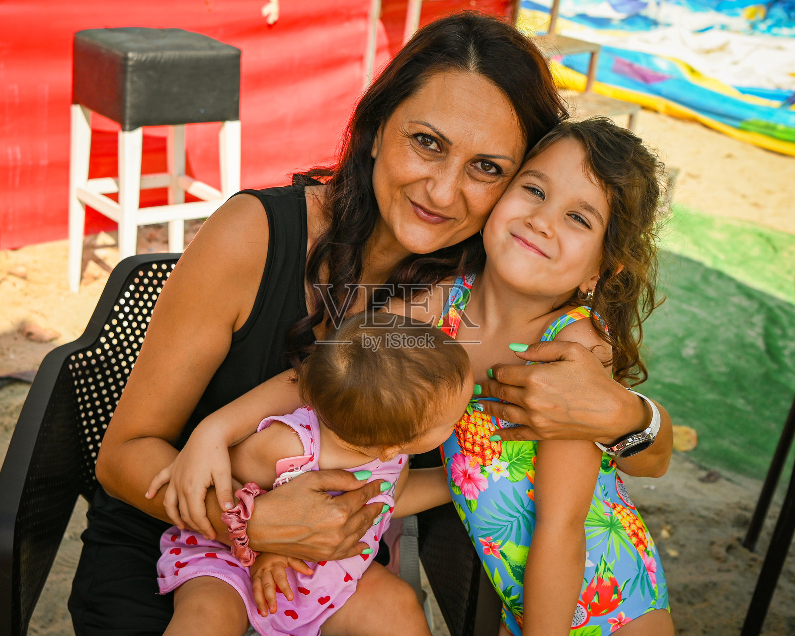 快乐朋友们坐在家中的肖像照片摄影图片