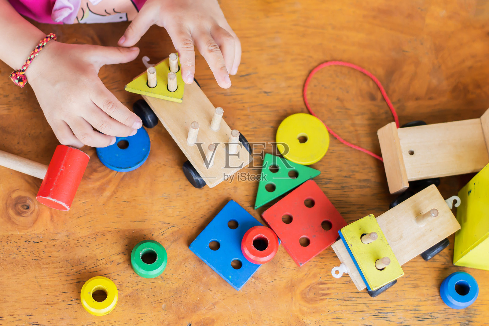 孩子在家里玩多彩的积木的裁剪图像照片摄影图片