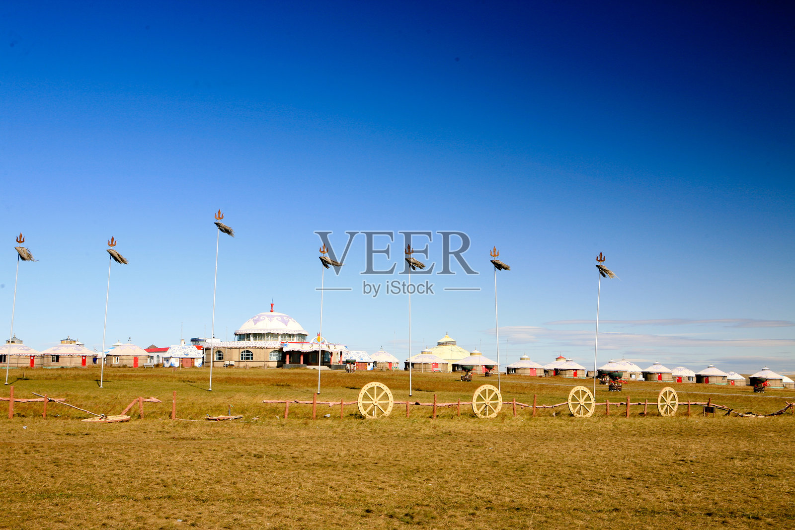 蓝天草原上蒙古包照片摄影图片