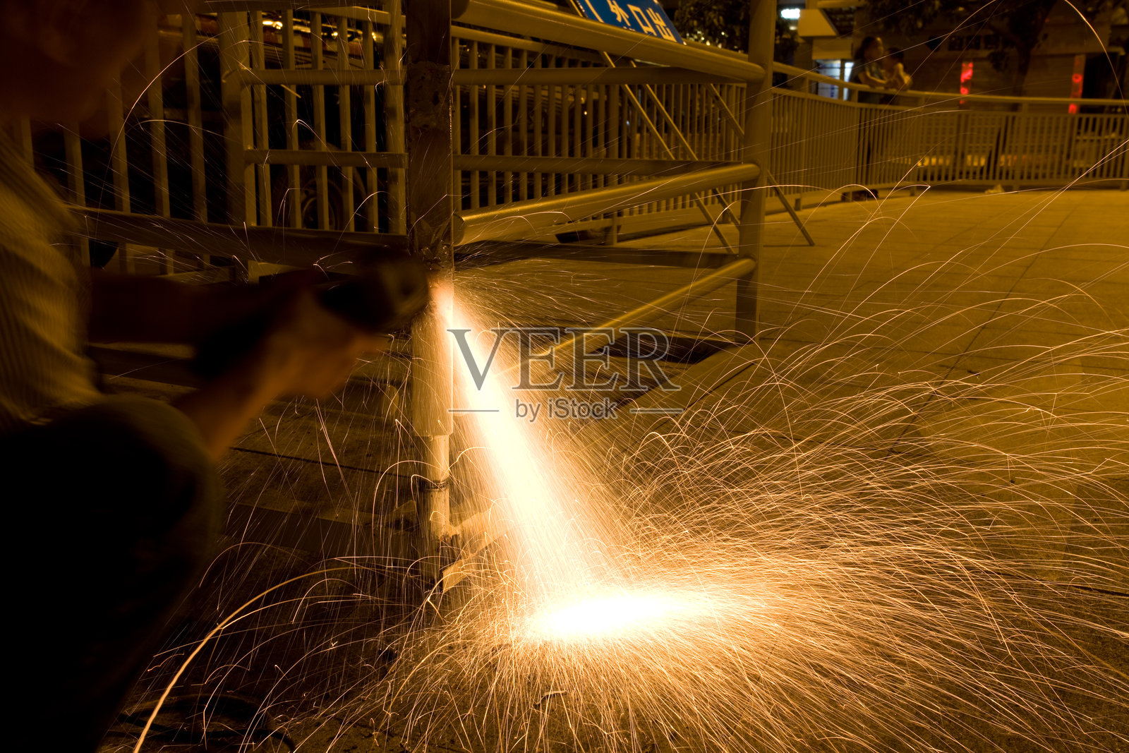 夜晚城市道路上安装维修公共设施照片摄影图片