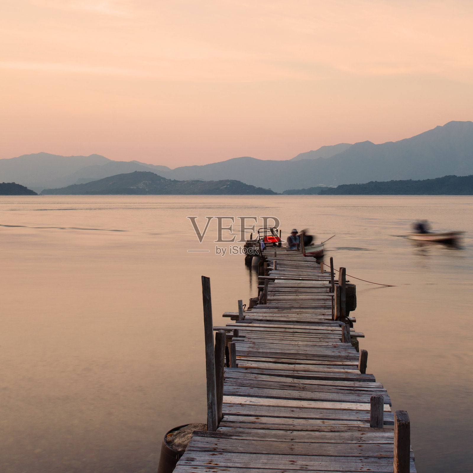 日出时分海面上木栈桥照片摄影图片