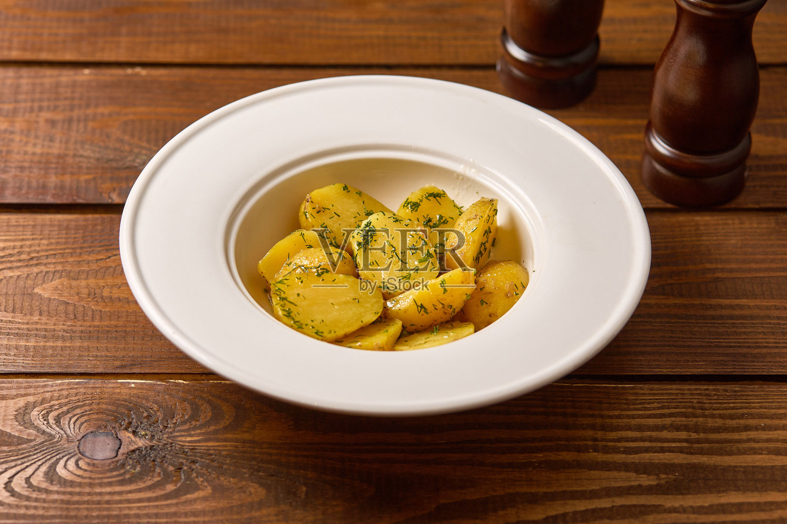 烤土豆配新鲜莳萝照片摄影图片