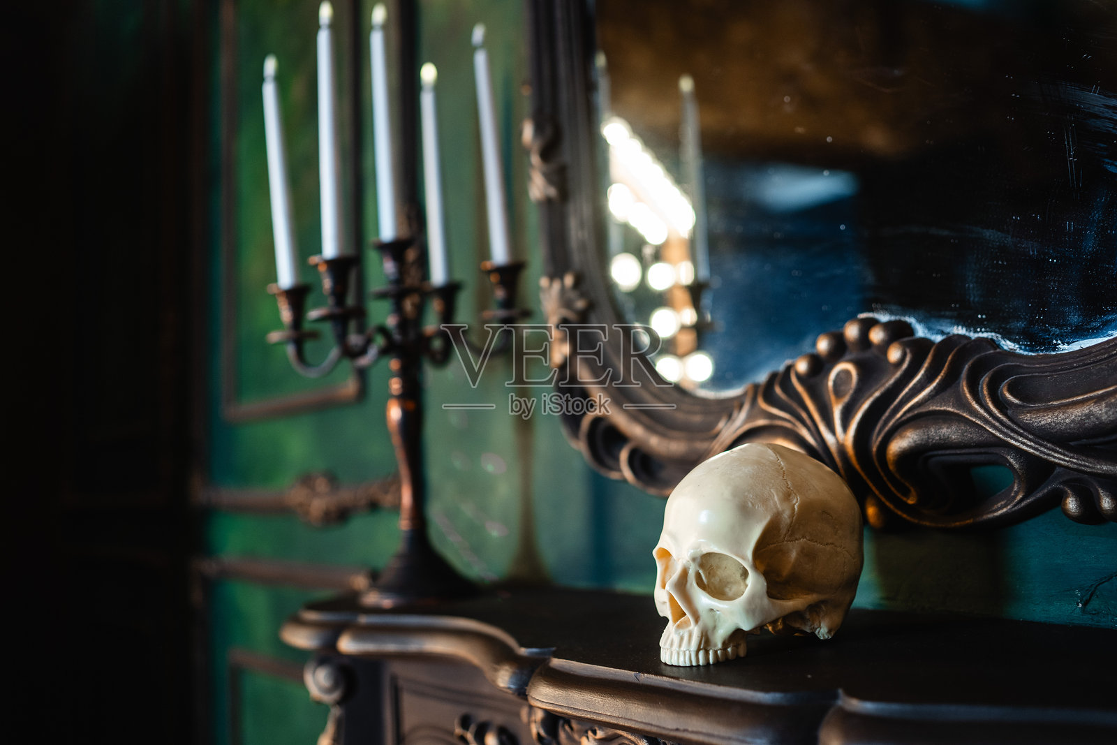 壁炉或架子上的塑料装饰骷髅，万圣节装饰照片摄影图片