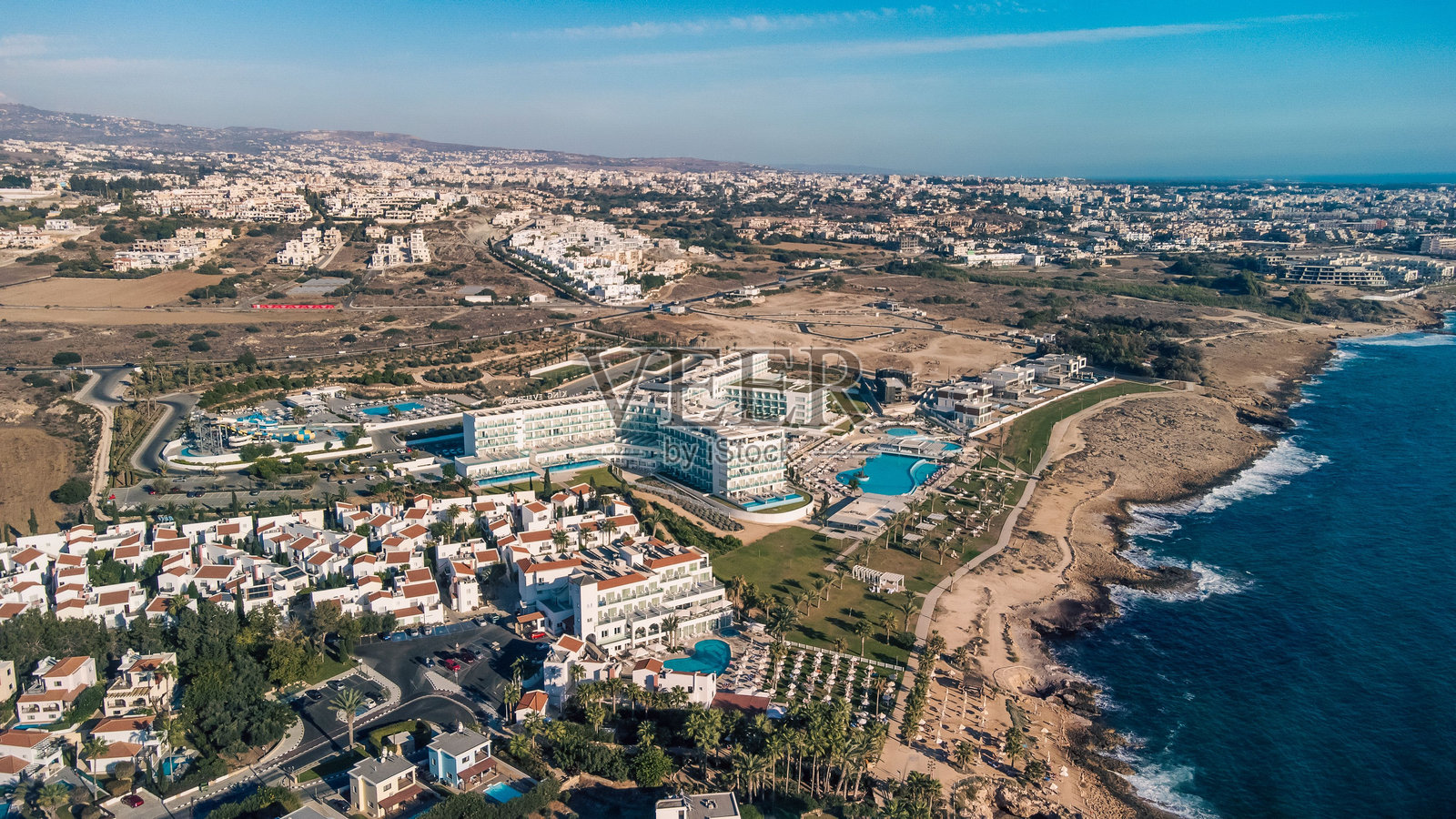 塞浦路斯帕福斯海滨度假小镇的鸟瞰图。照片摄影图片