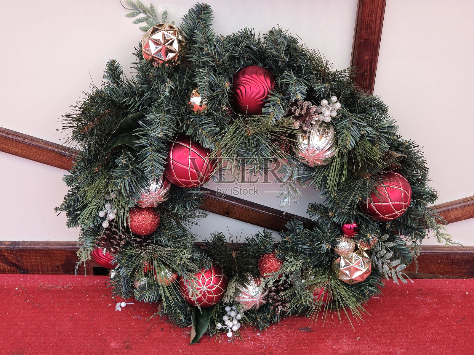 圣诞花环放在白色表面旁边照片摄影图片