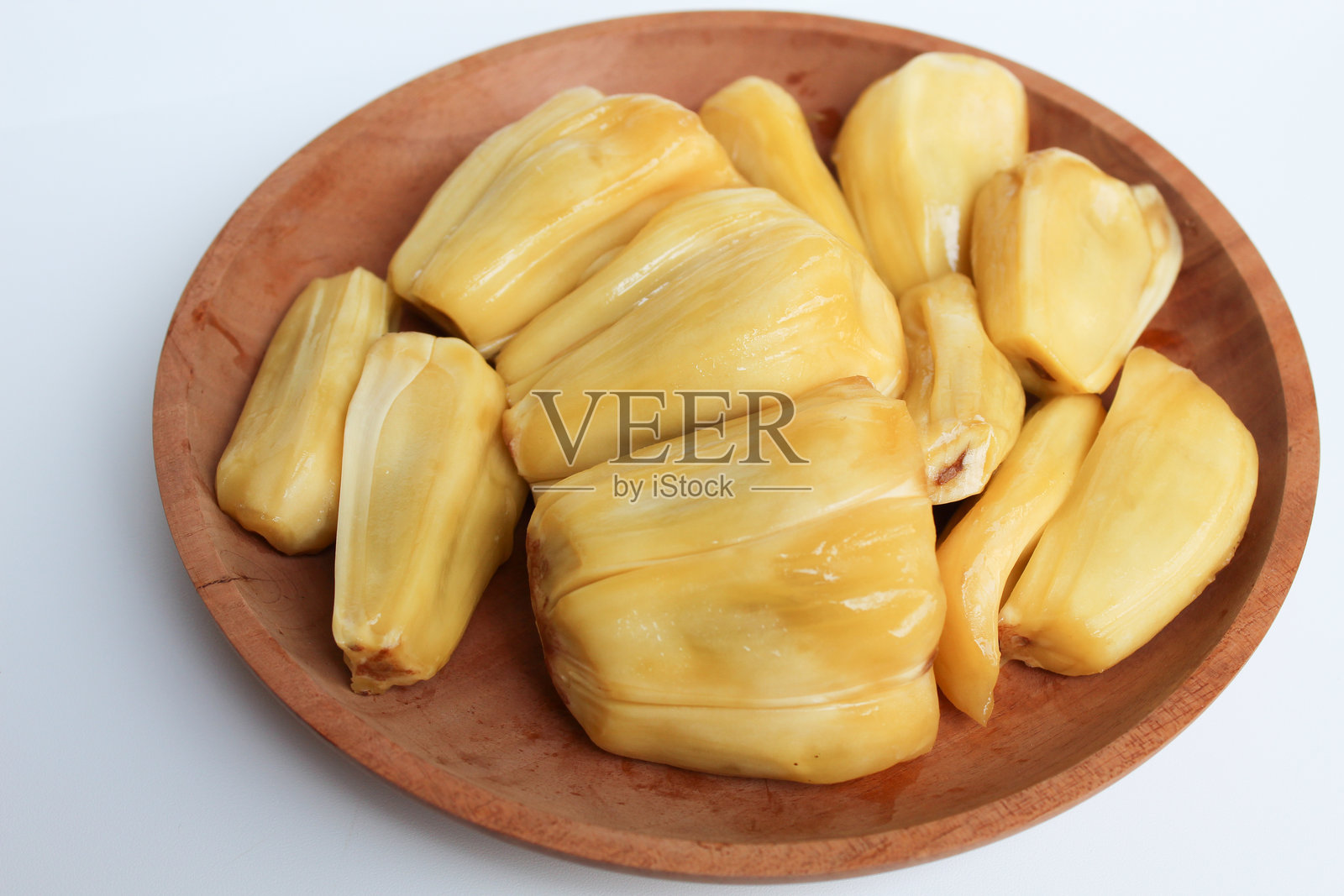 木盘上的黄波罗蜜果肉，来自异叶波罗蜜，背景为白色。照片摄影图片