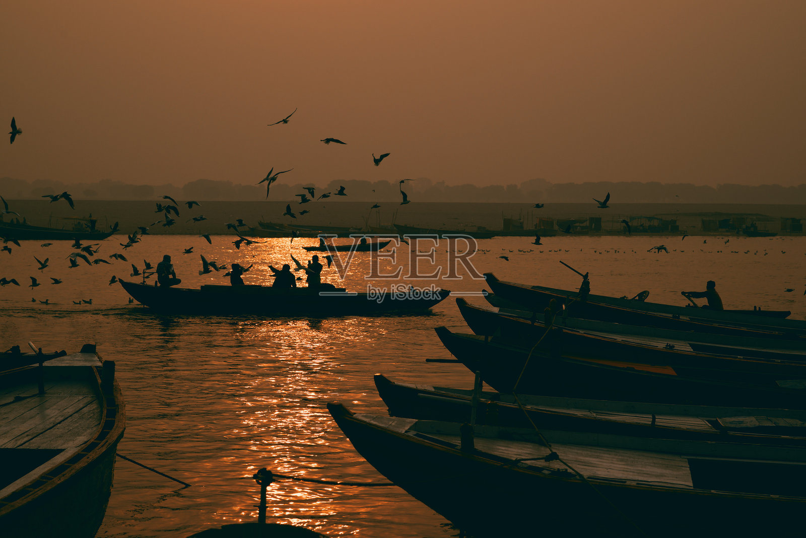 在恒河上划船照片摄影图片