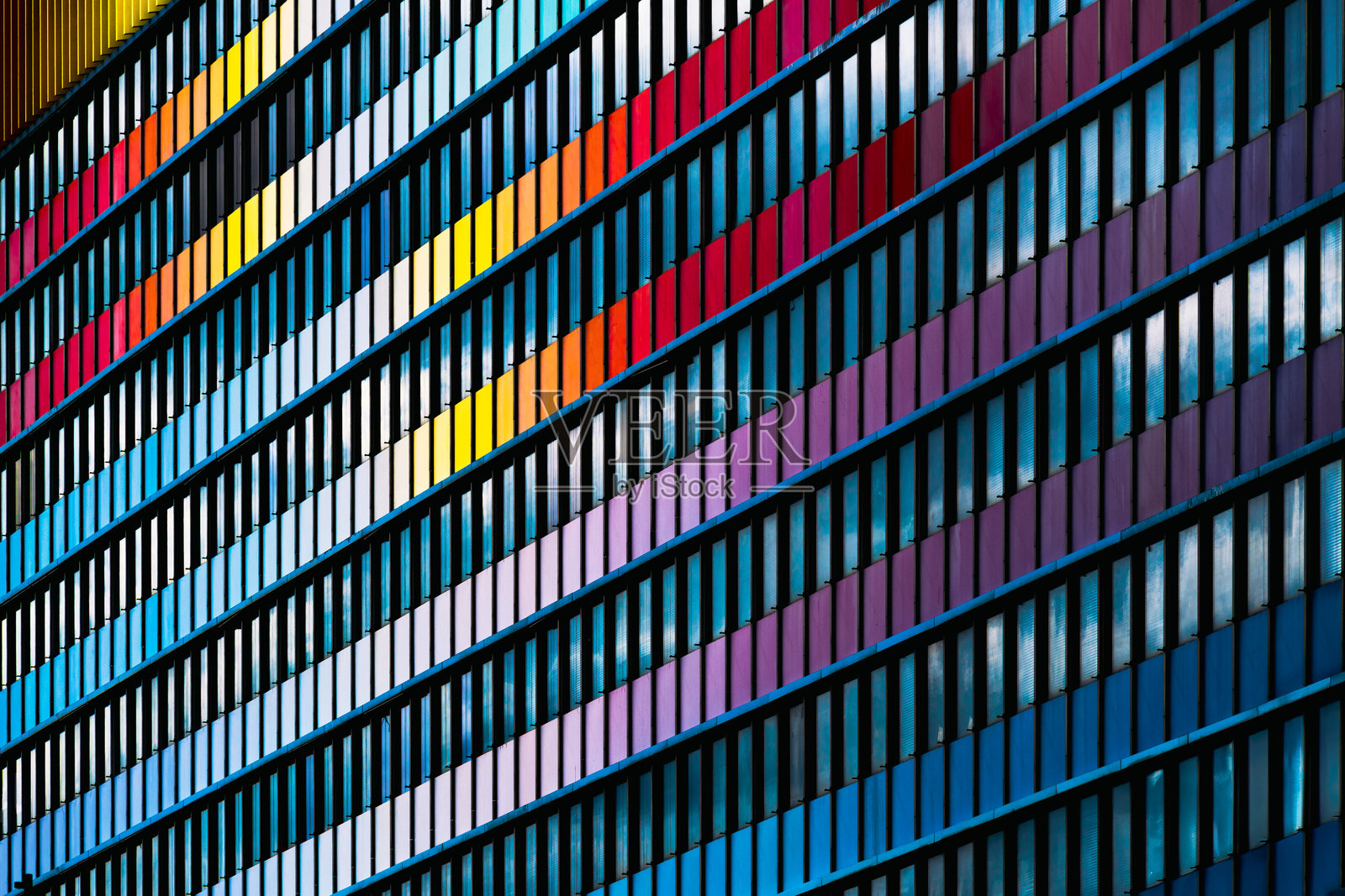 色彩斑斓的立面与几何窗户图案照片摄影图片