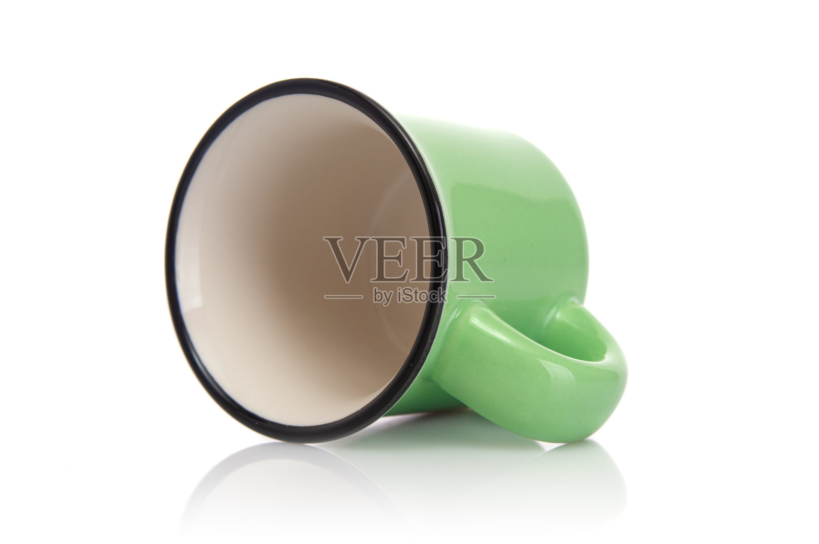 白色背景上孤立的空瓷咖啡杯特写照片摄影图片