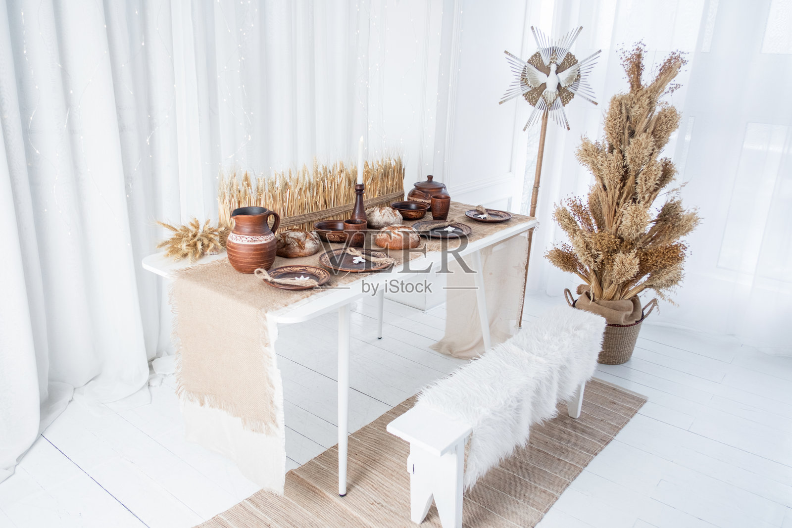 2025年新年庆祝活动的礼物和装饰元素布置照片摄影图片