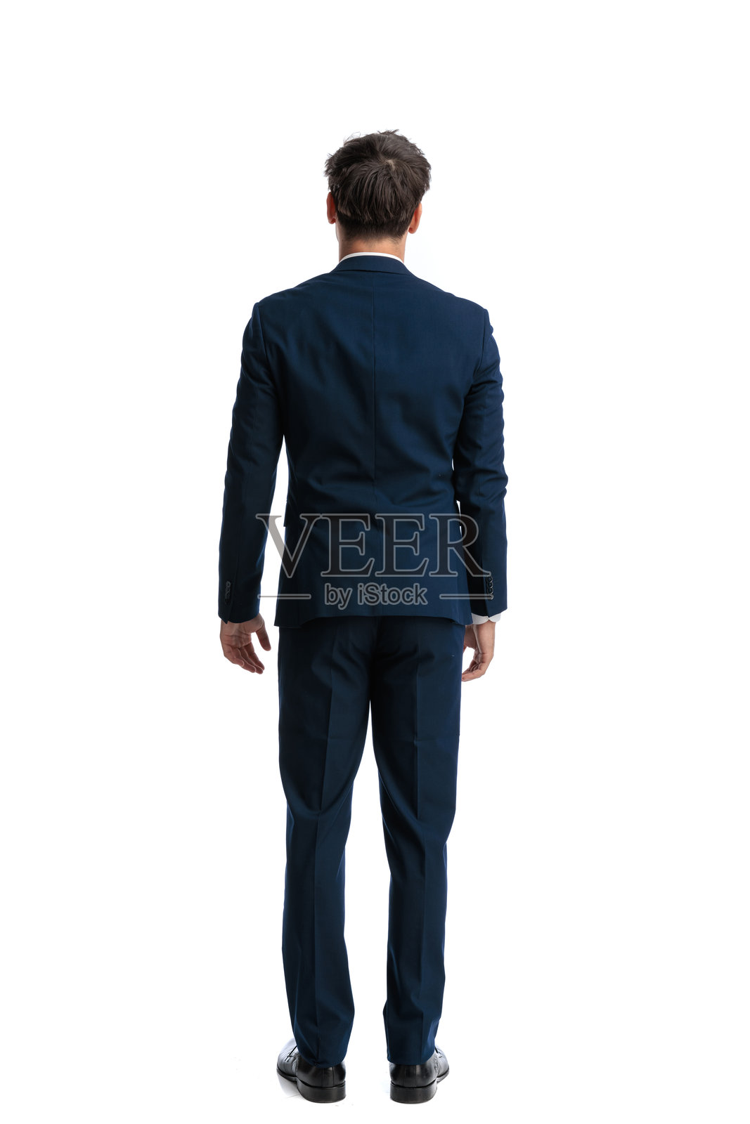 身穿海军蓝西装的优雅年轻男子背影照片摄影图片