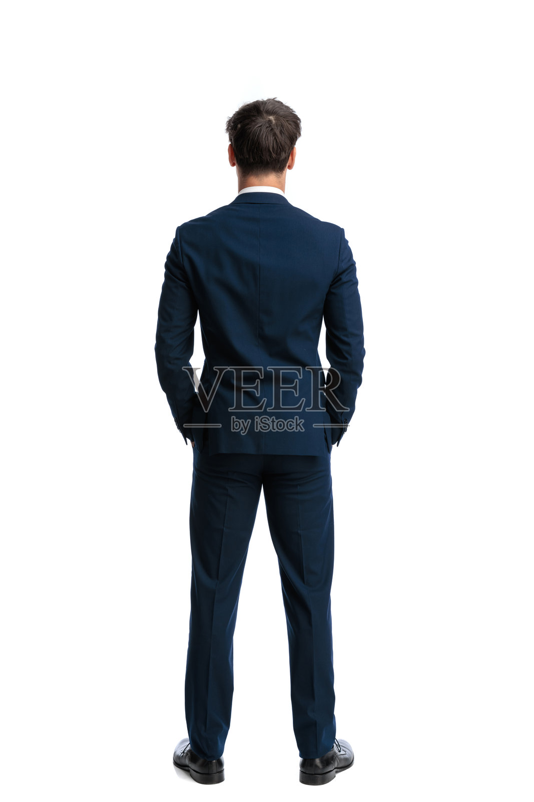 优雅的年轻商人双手插口袋站立照片摄影图片