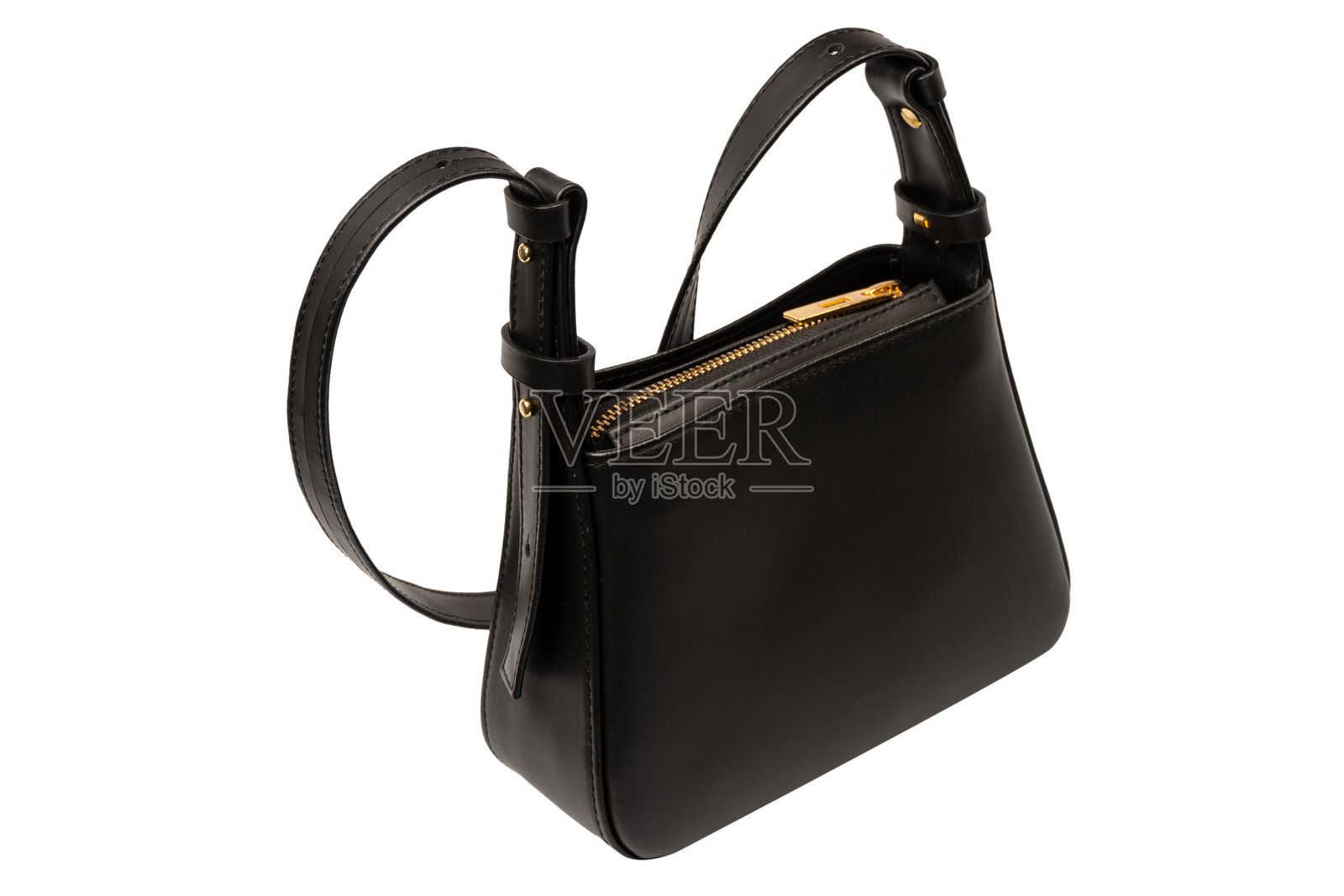 黑色小型皮革斜挎包，背景为白色。照片摄影图片