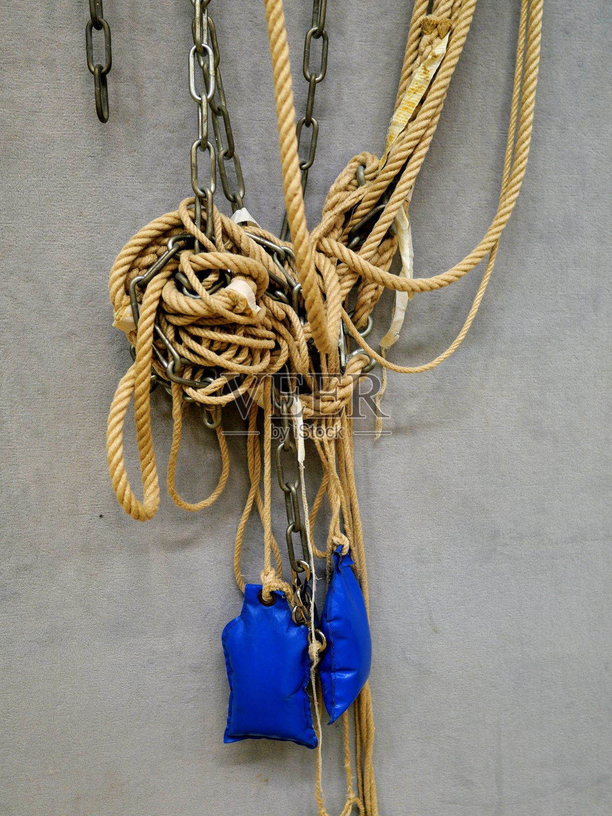 健身房墙上的绳索照片摄影图片