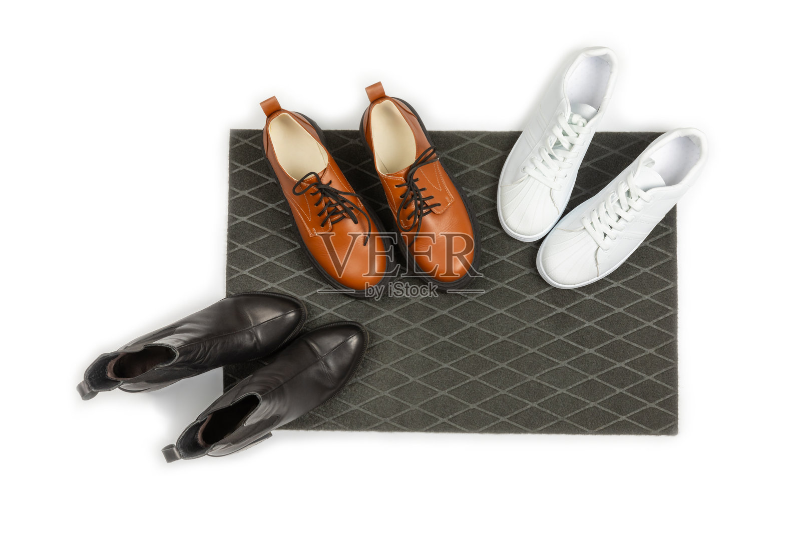 门垫。白色背景上的欢迎垫。白色背景上放着女鞋的门垫。走廊中的室内装饰元素。特写。照片摄影图片