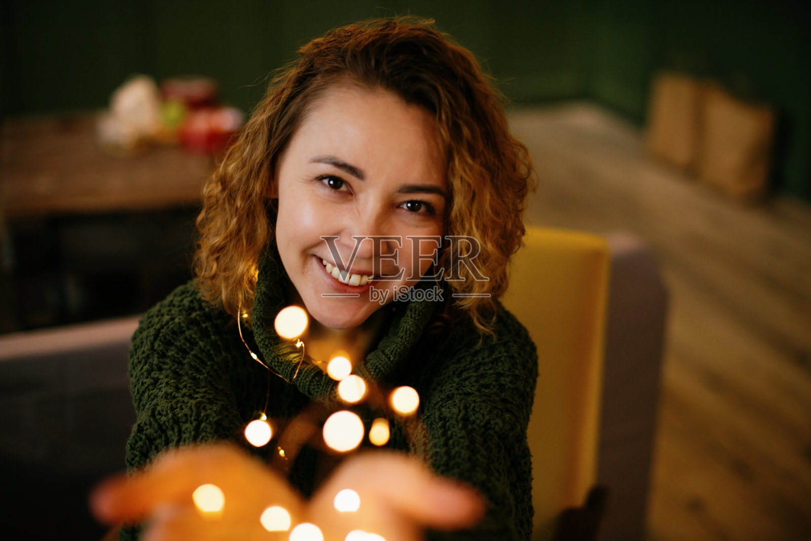 女人与花环灯光共度宁静的假日时光，庆祝圣诞节照片摄影图片