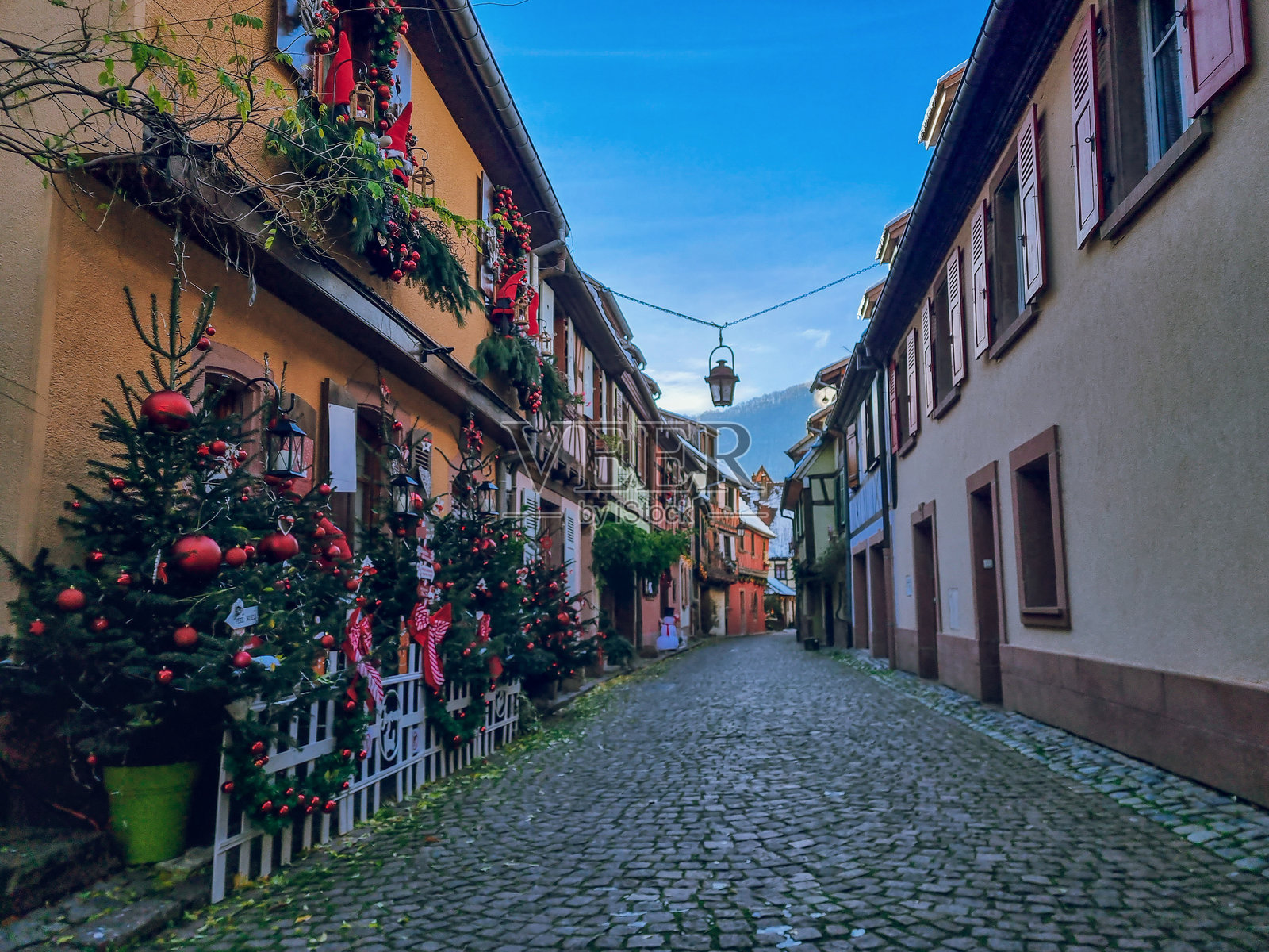 凯泽斯贝格-维尼布尔的圣诞装饰 - 雪中的五彩斑斓的半木结构房屋，位于法国阿尔萨斯地区的科尔马附近，是法国最迷人的村庄之一，阿尔萨斯葡萄酒之路。照片摄影图片