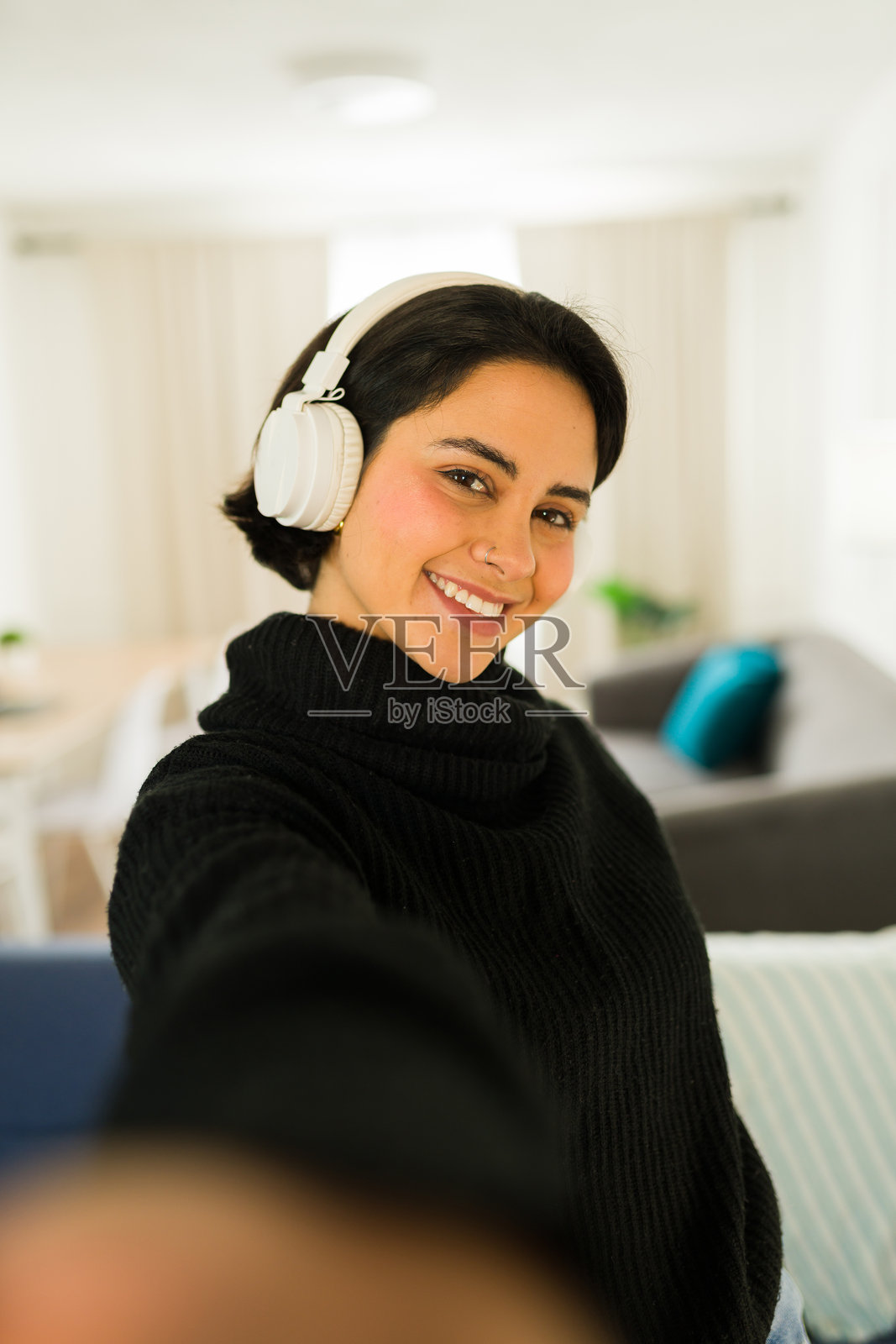 女性内容创作者佩戴耳机在家工作空间录制直播视频内容照片摄影图片