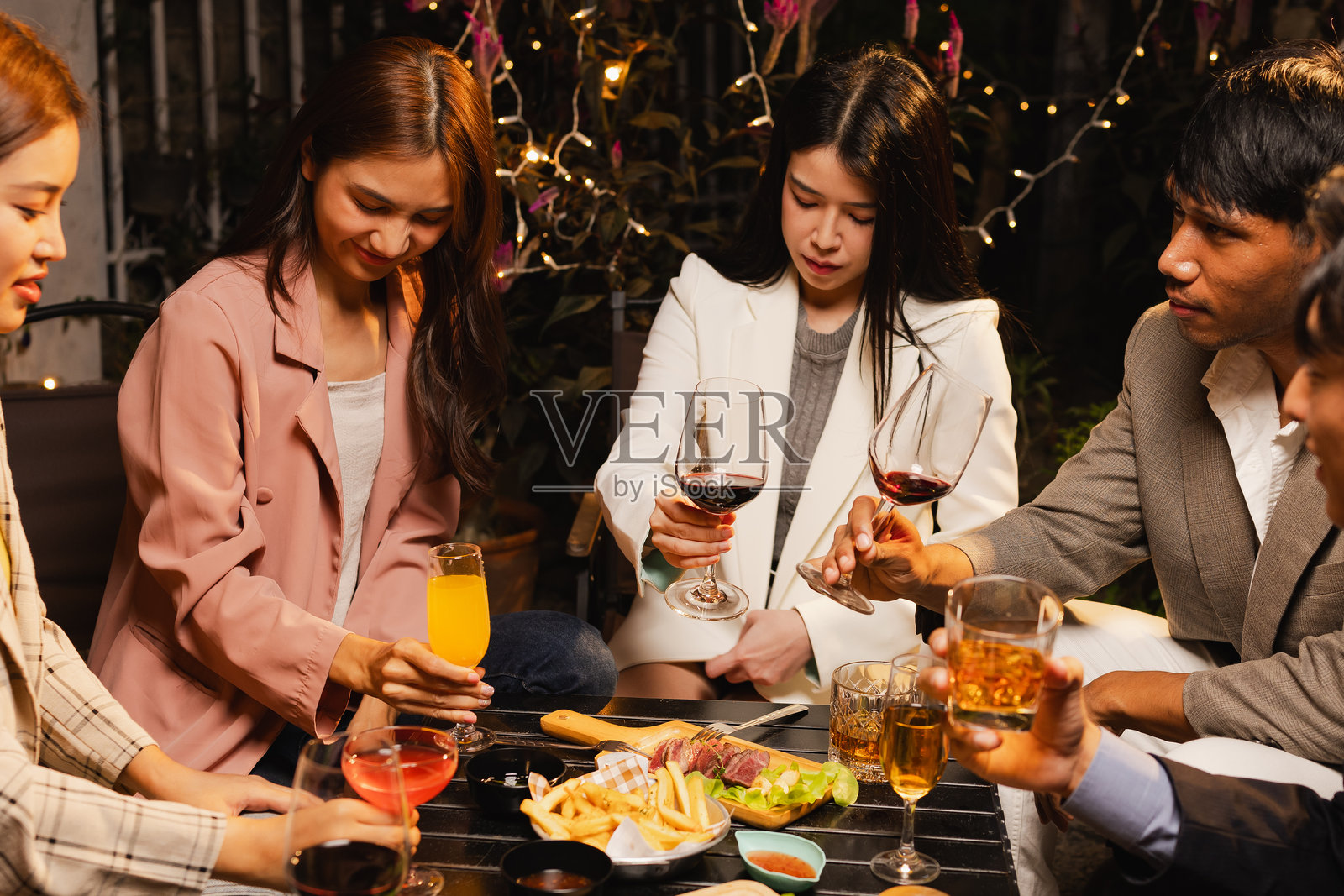 夜晚的庆祝活动中，桌子上的酒杯，节日庆典。照片摄影图片
