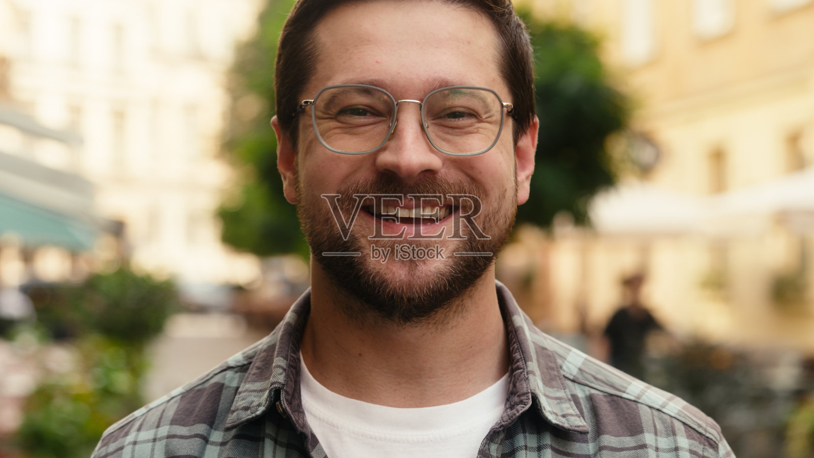微笑的男人，快乐的有胡子的白人商人，游客，顾客，戴眼镜的旅行者，友好地看着镜头，城市街道，友好的微笑，愉快的男性，旅行度假，户外旅游照片摄影图片