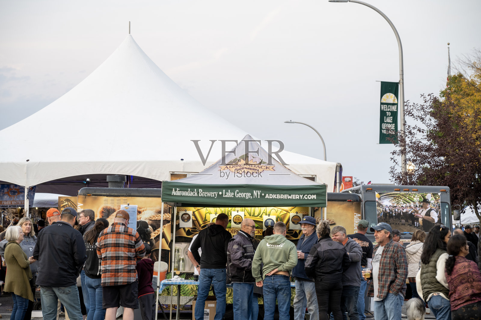 在湖乔治市中心参加啤酒节的人们照片摄影图片